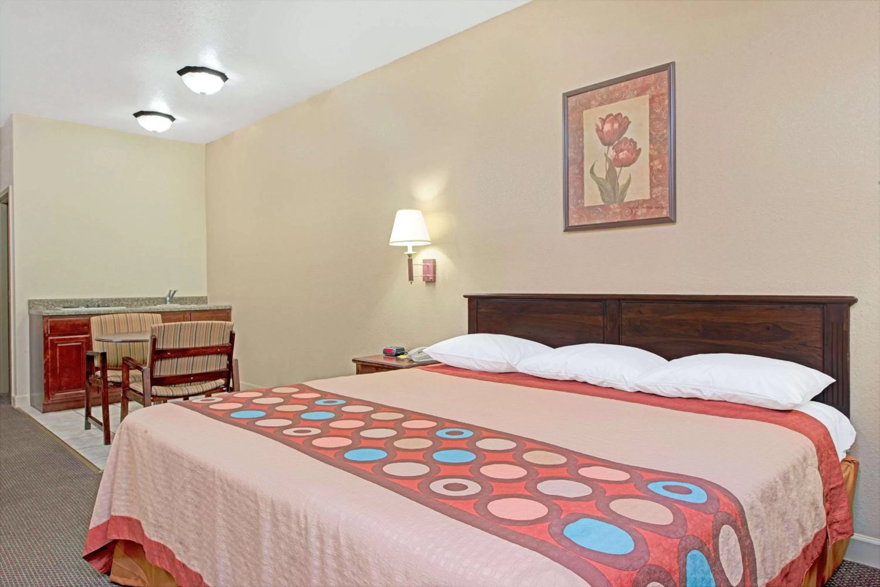 Photo of the whole room, Bed in Super 8 by Wyndham St. Louis Airport