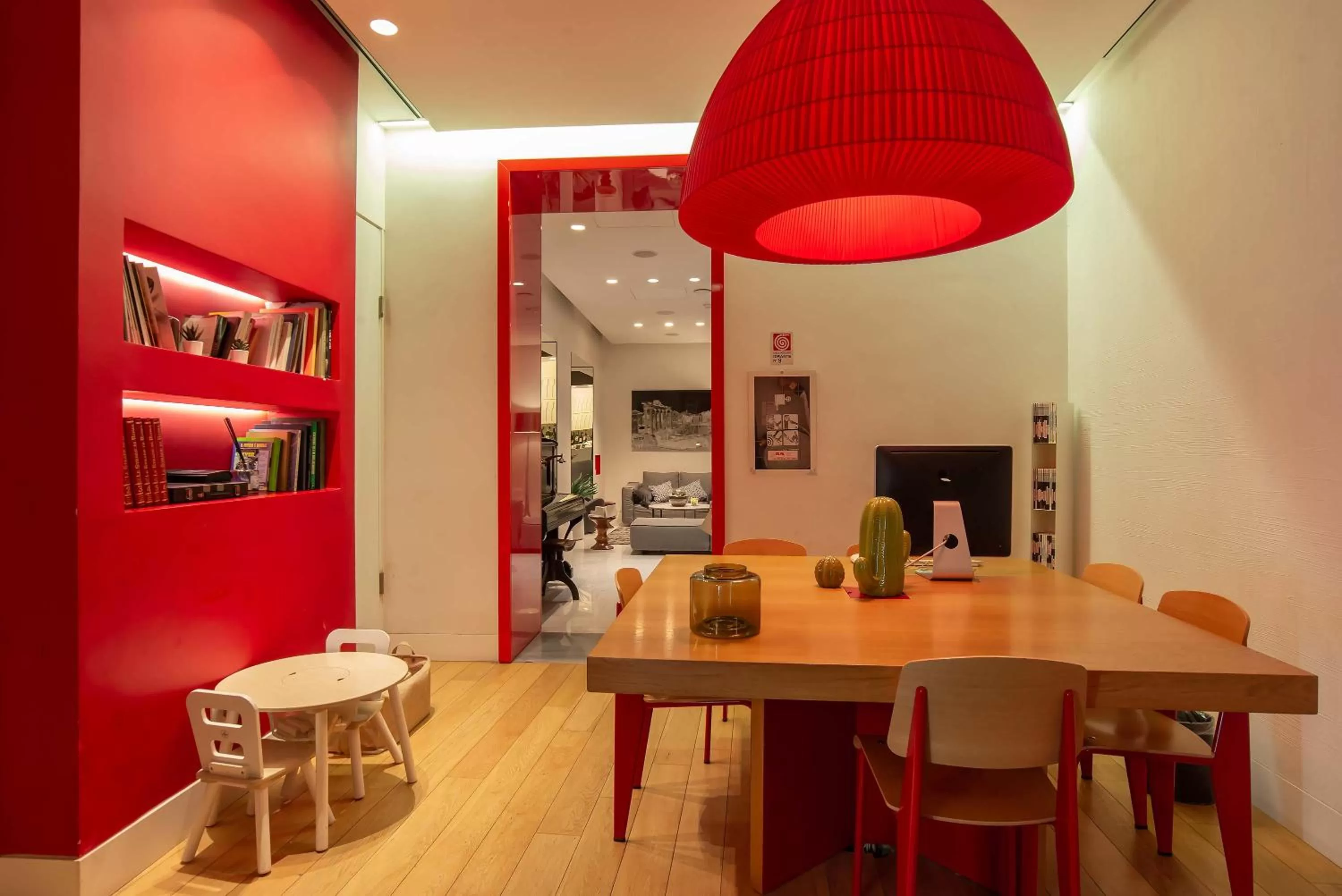 Communal lounge/ TV room in Hotel White