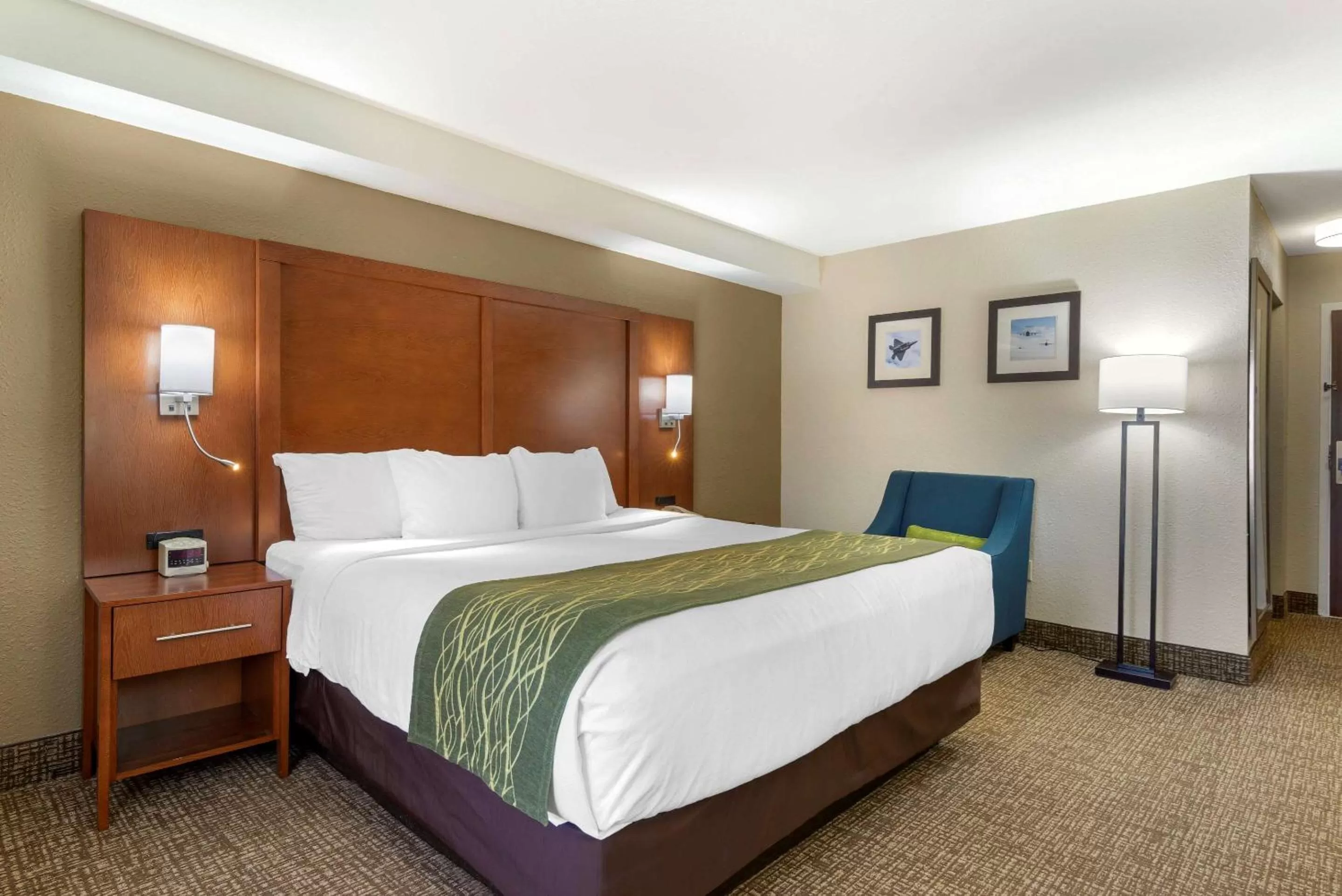 Bedroom, Bed in Comfort Inn & Suites - near Robins Air Force Base Main Gate