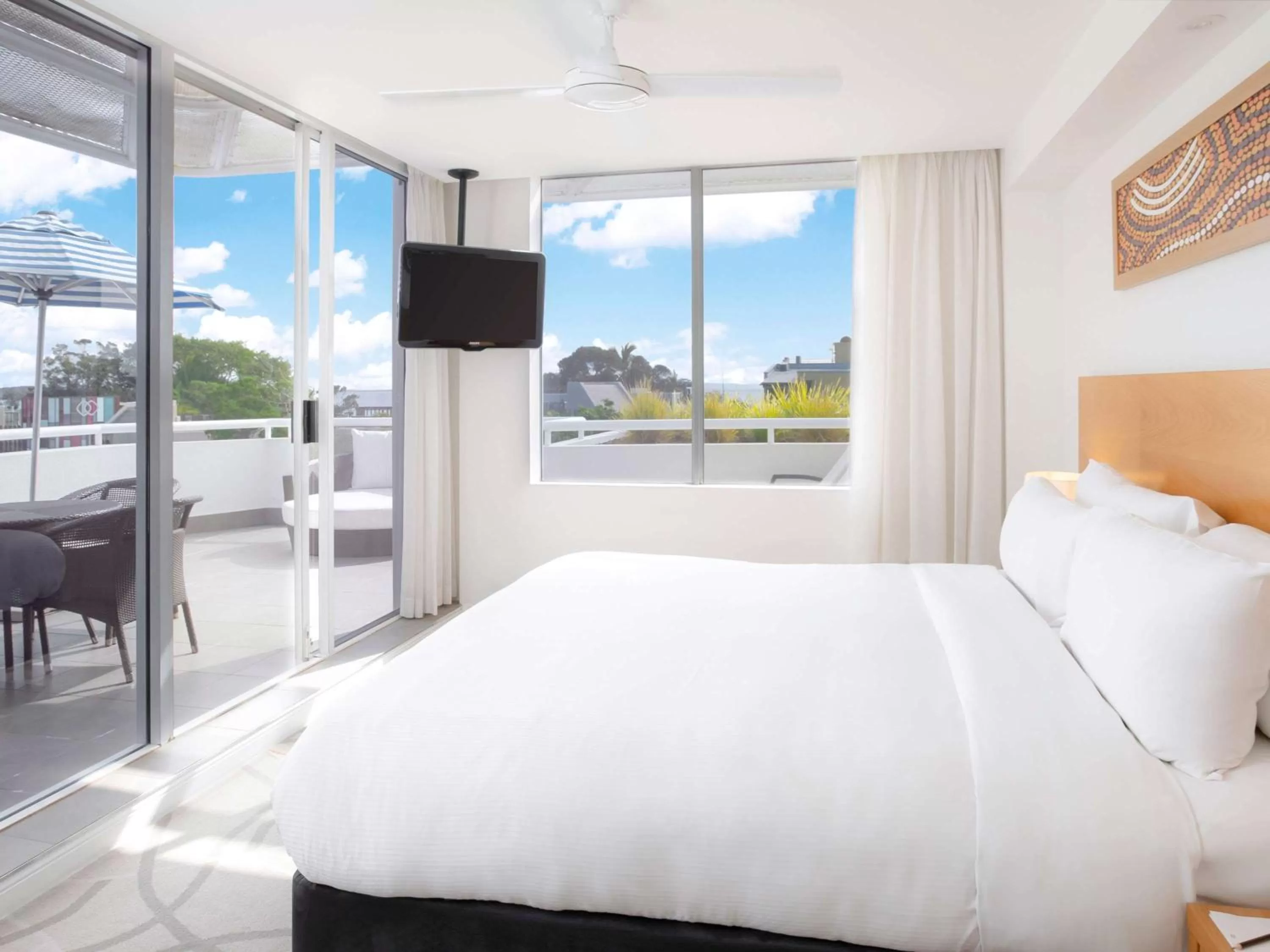 Photo of the whole room, Bed in Sofitel Noosa Pacific Resort