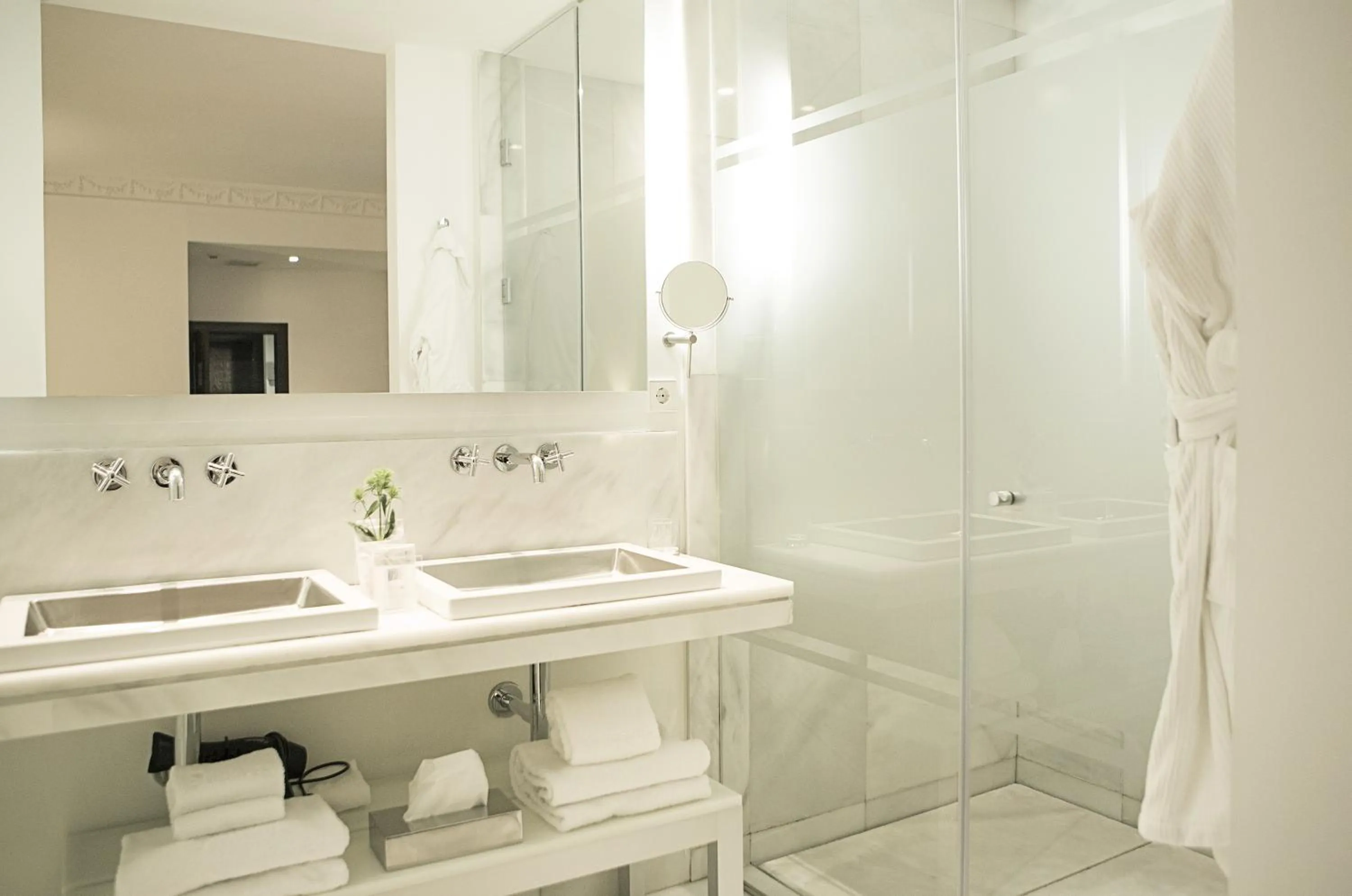 Bathroom in Hospes Puerta de Alcalá, a Member of Design Hotels