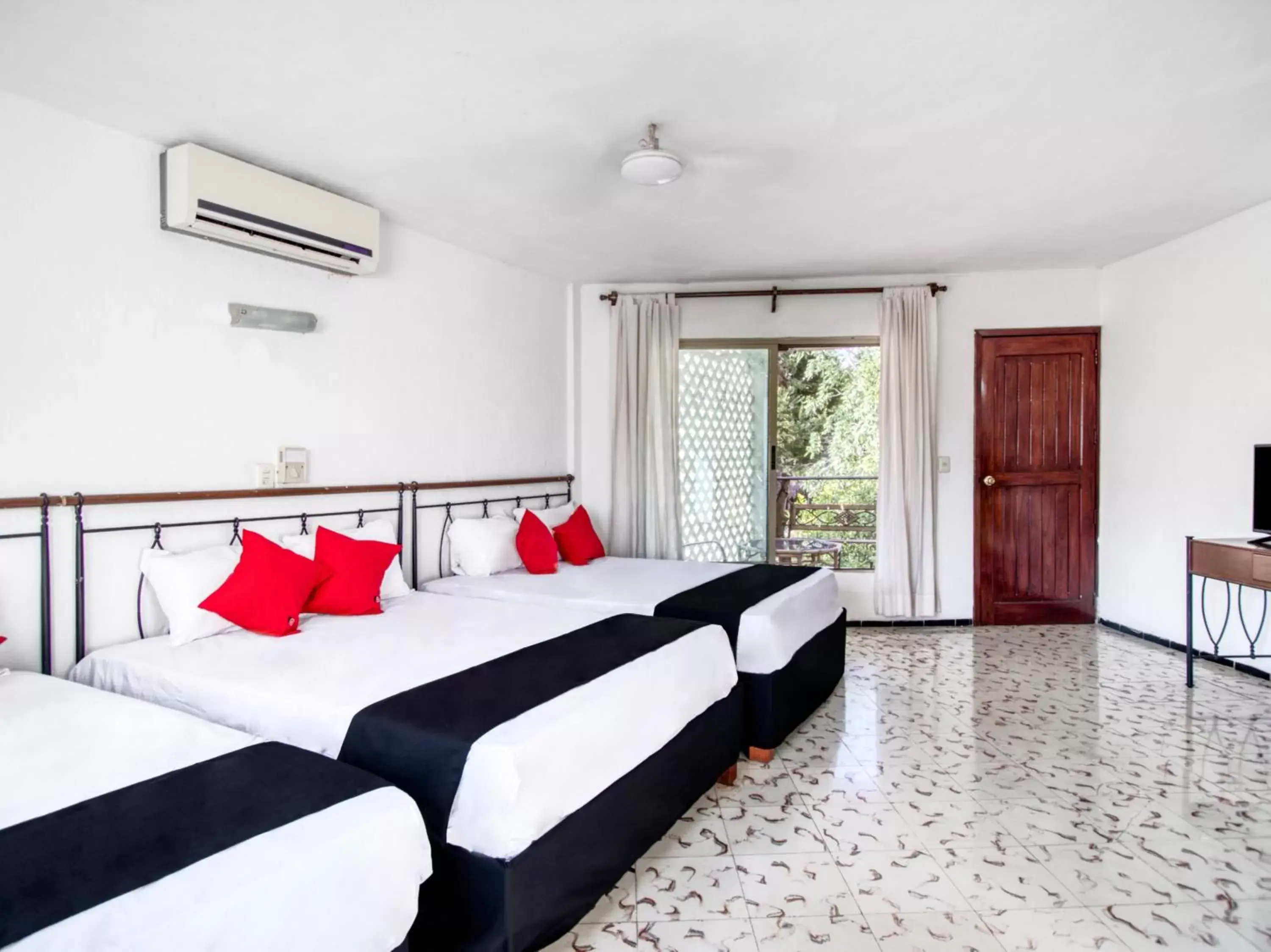 Bedroom, Bed in Hotel San Carlos Bedroom, Bed in Hotel San Carlos