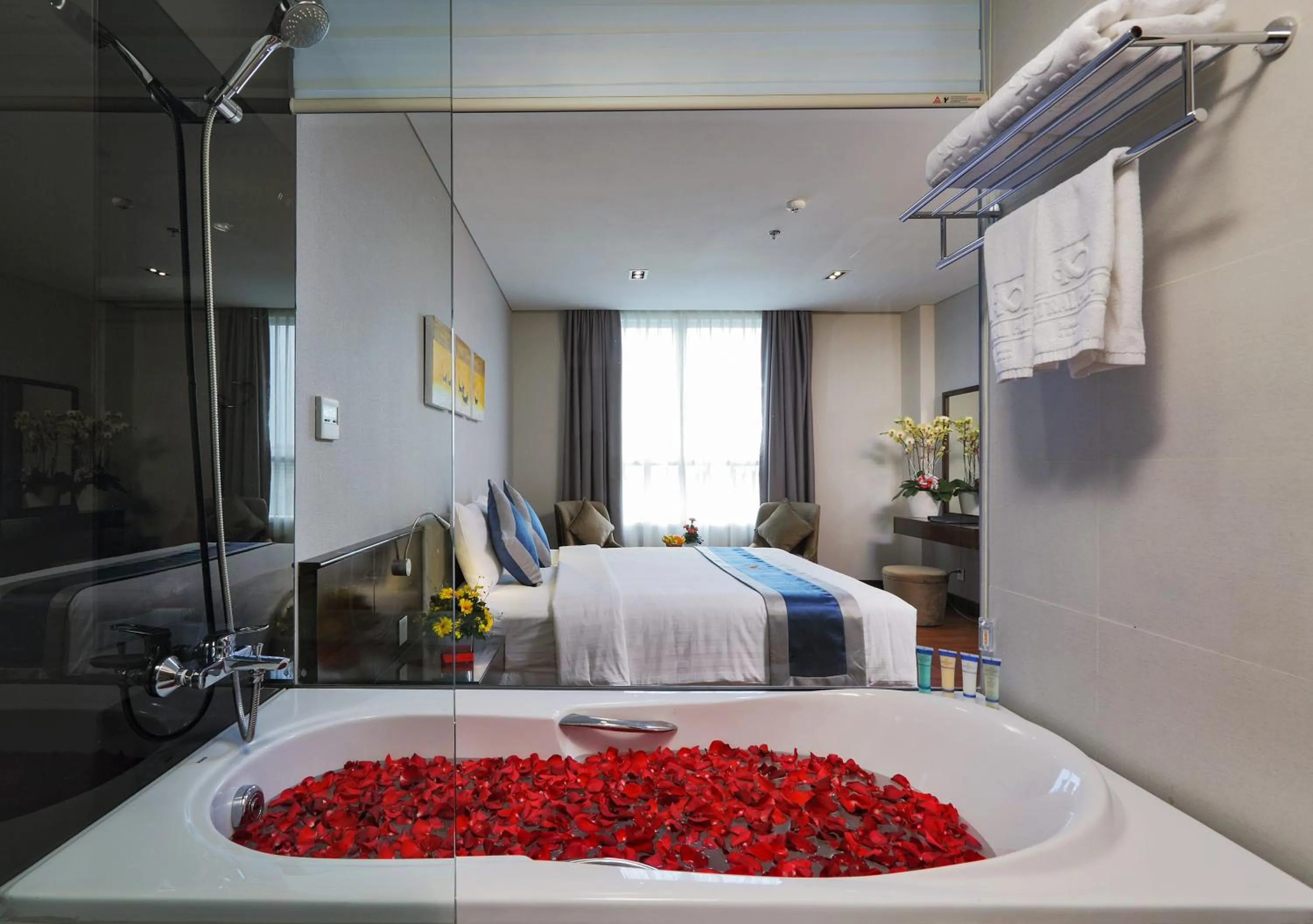 Toilet in Central Palace Hotel