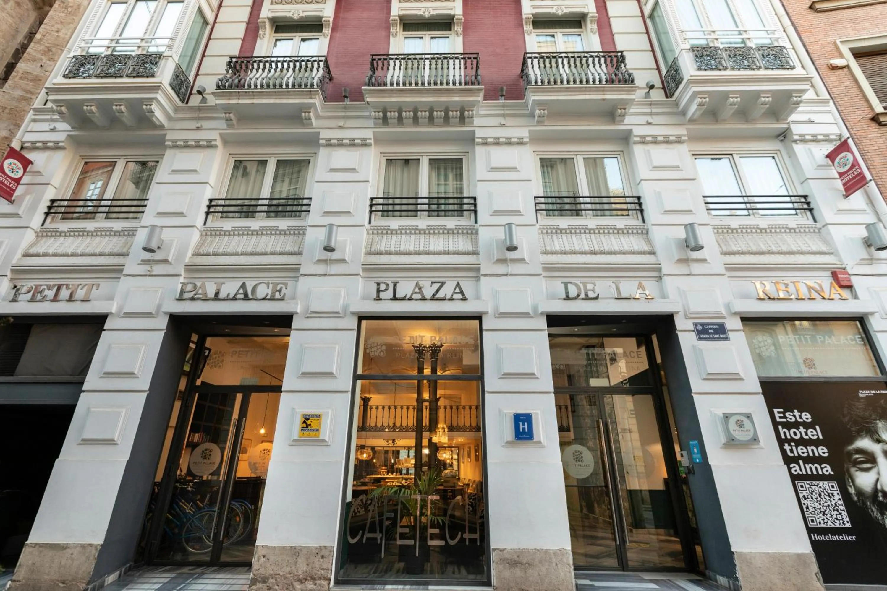 Property building in Petit Palace Plaza de la Reina