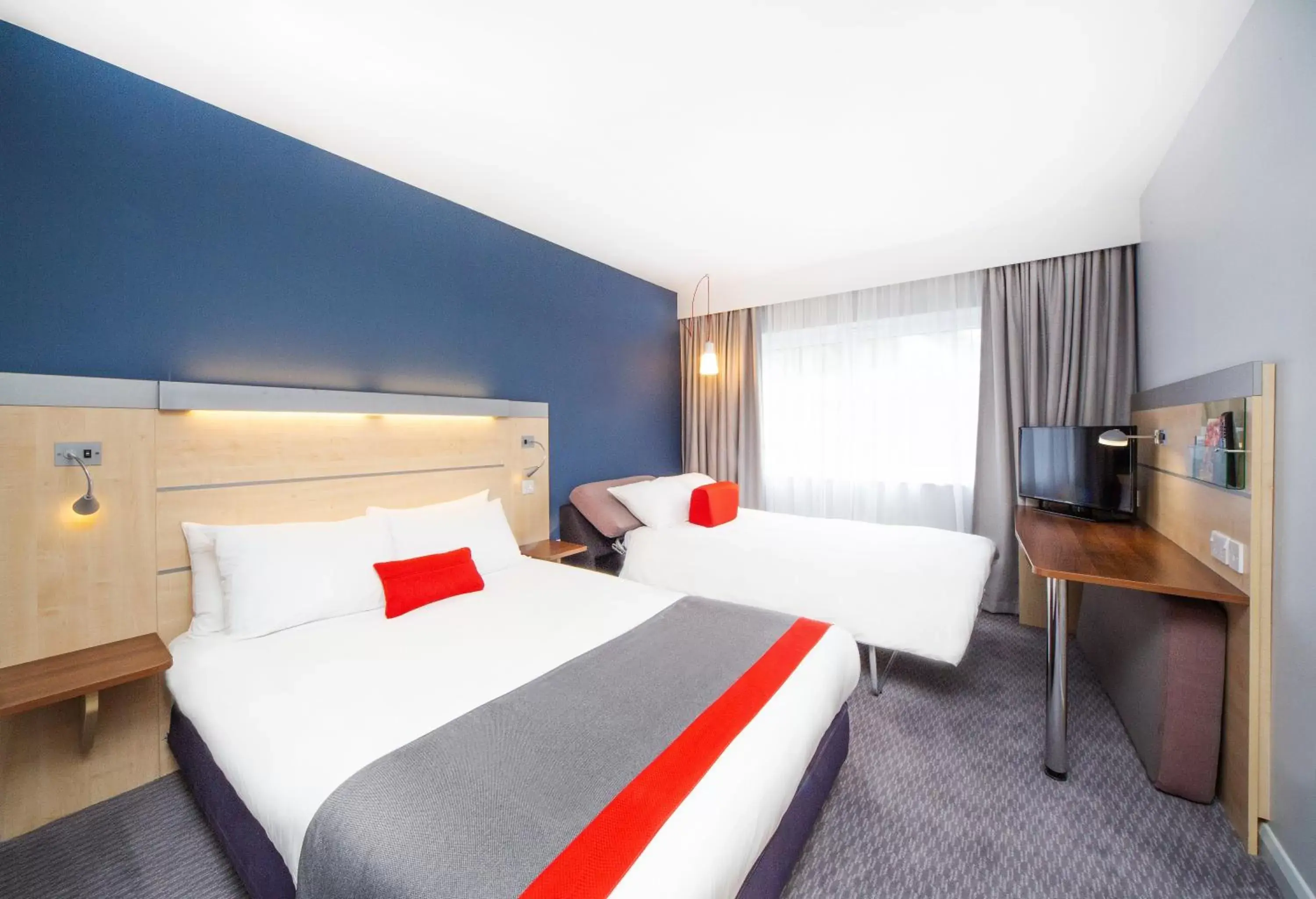 Standard Double Room with Sofa Bed and Free Hot Breakfast in Holiday Inn Express Folkestone Channel Tunnel by IHG Standard Double Room with Sofa Bed and Free Hot Breakfast in Holiday Inn Express Folkestone Channel Tunnel by IHG