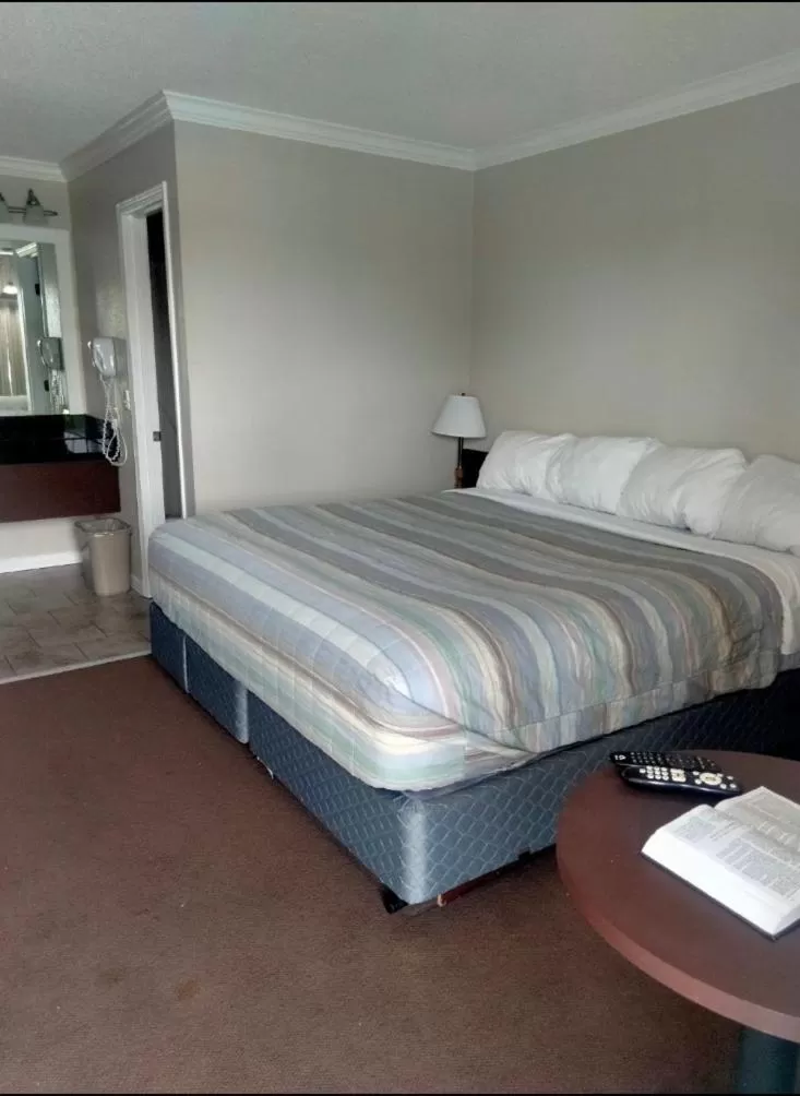 Bed in American Patriot Family Inn aka Oak Grove Inn