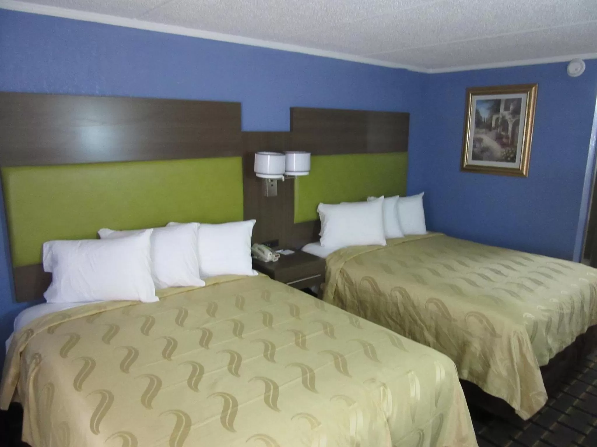Bedroom, Bed in Quality Inn & Suites near Six Flags East