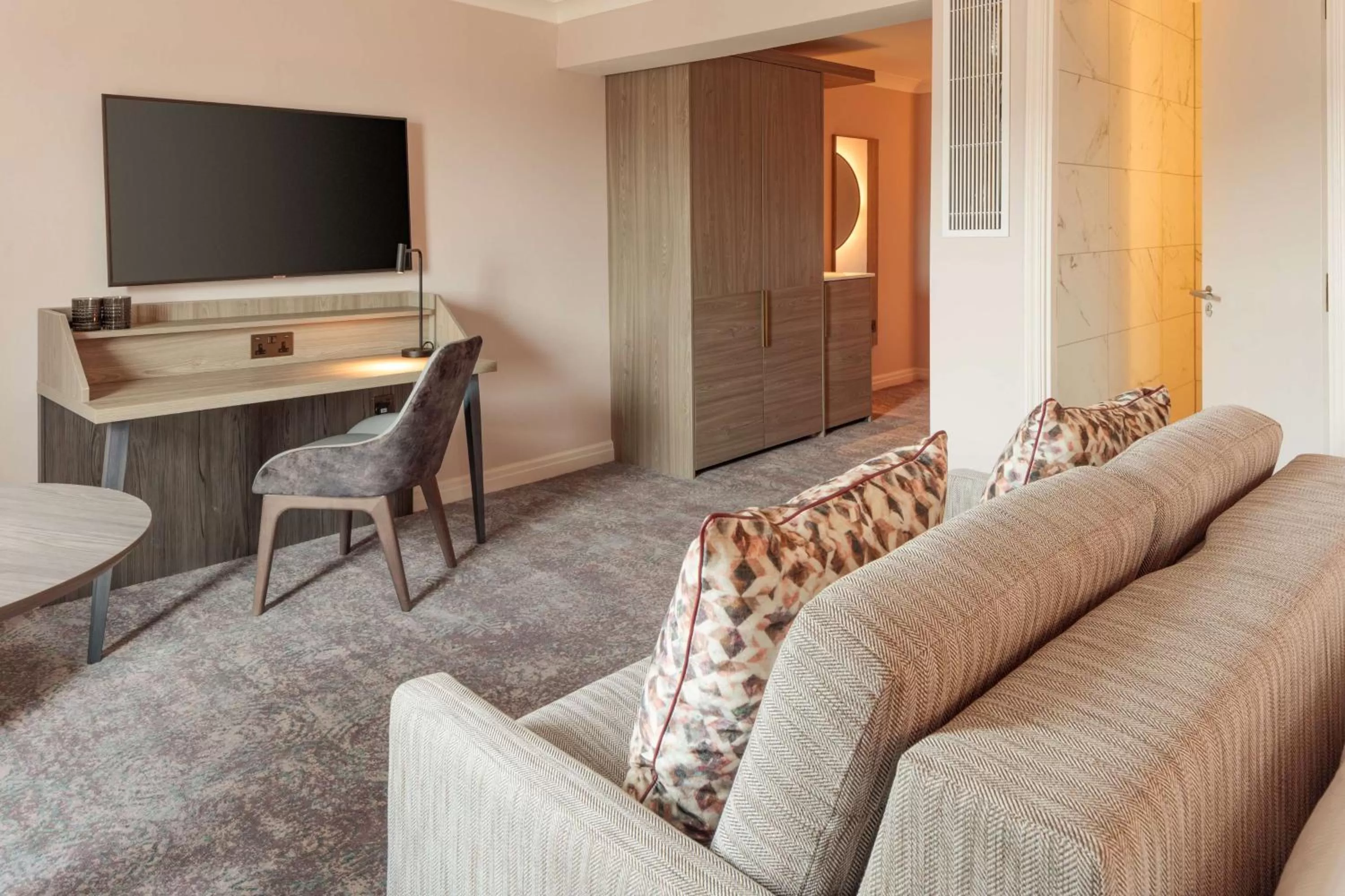 TV and multimedia in DoubleTree by Hilton Bath