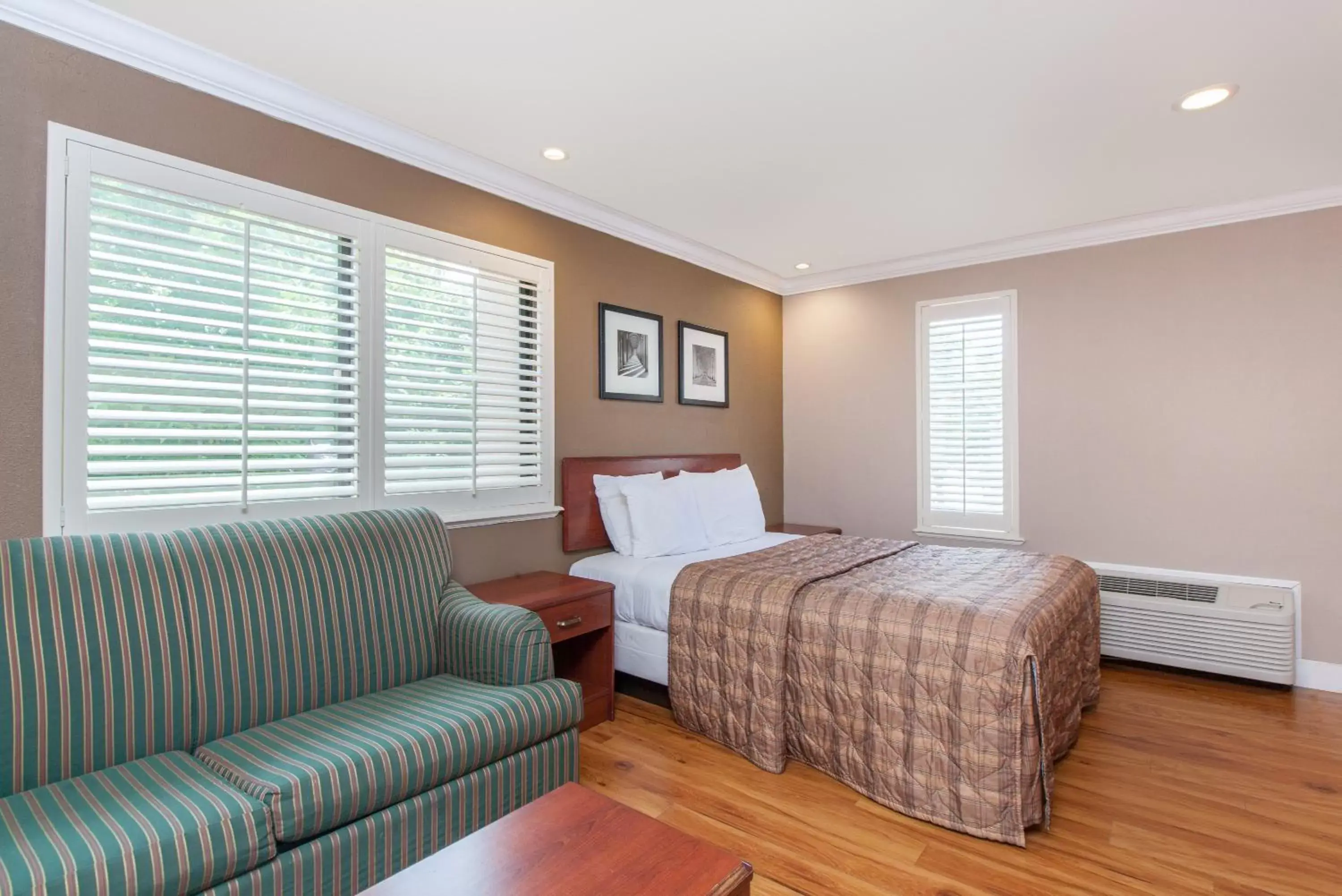 Business Queen Room - Non-Smoking in Days Inn by Wyndham San Francisco S/Oyster Point Airport Business Queen Room - Non-Smoking in Days Inn by Wyndham San Francisco S/Oyster Point Airport