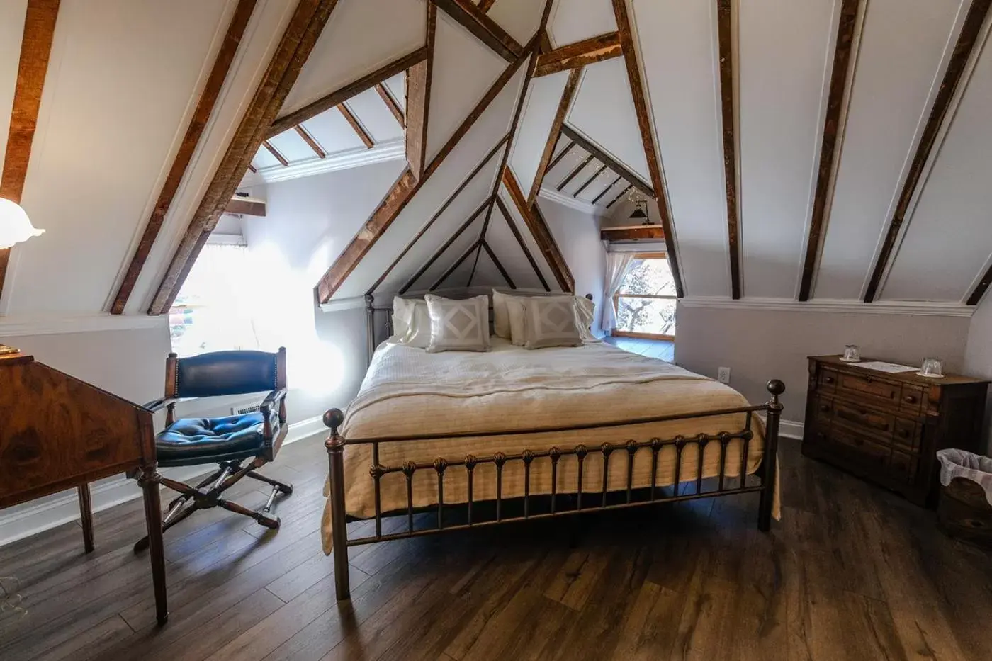 Deluxe King Suite in Double Oaks Bed & Breakfast Deluxe King Suite in Double Oaks Bed & Breakfast