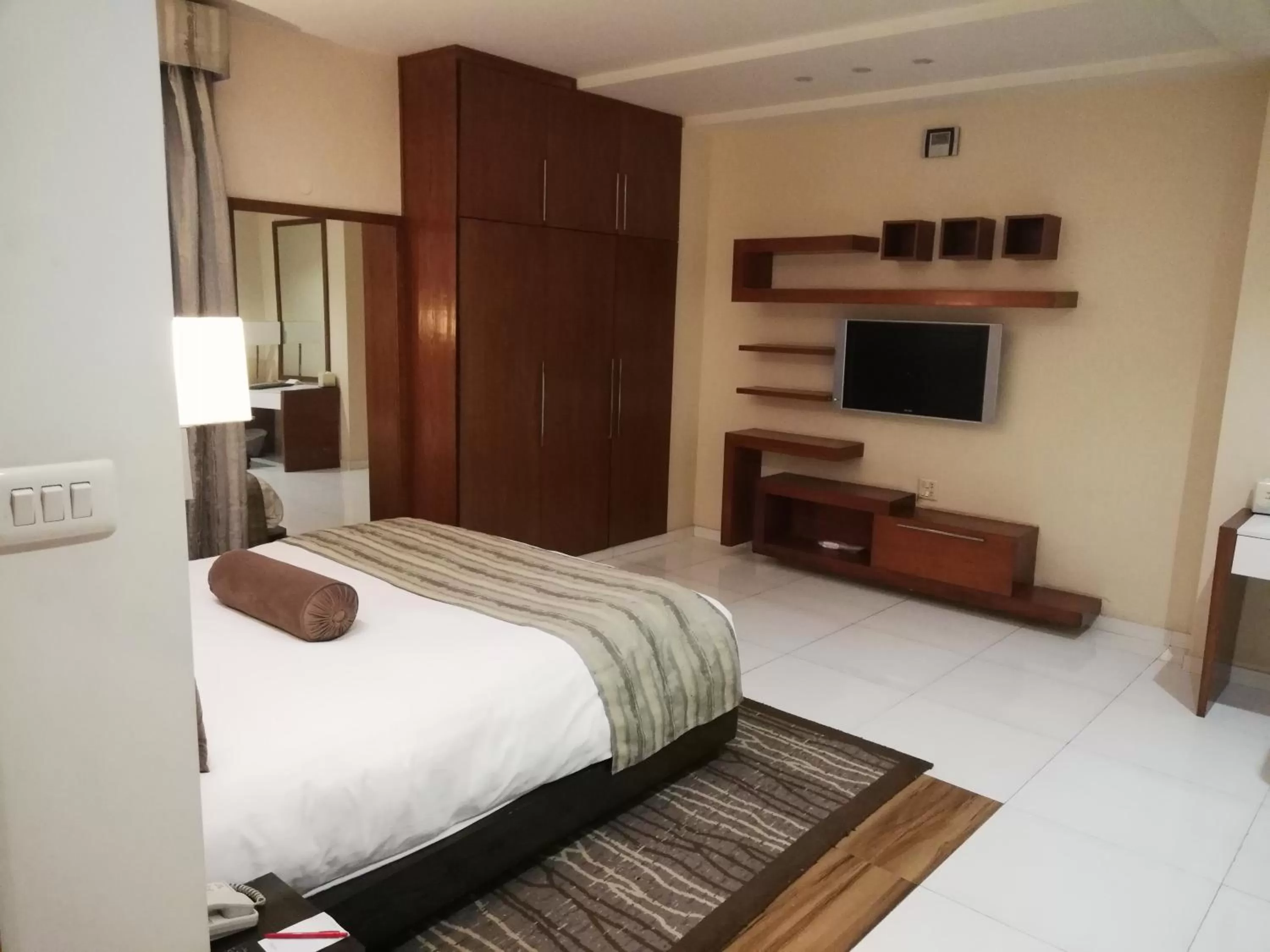 Bedroom, Bed in Avari Xpress Faisalabad