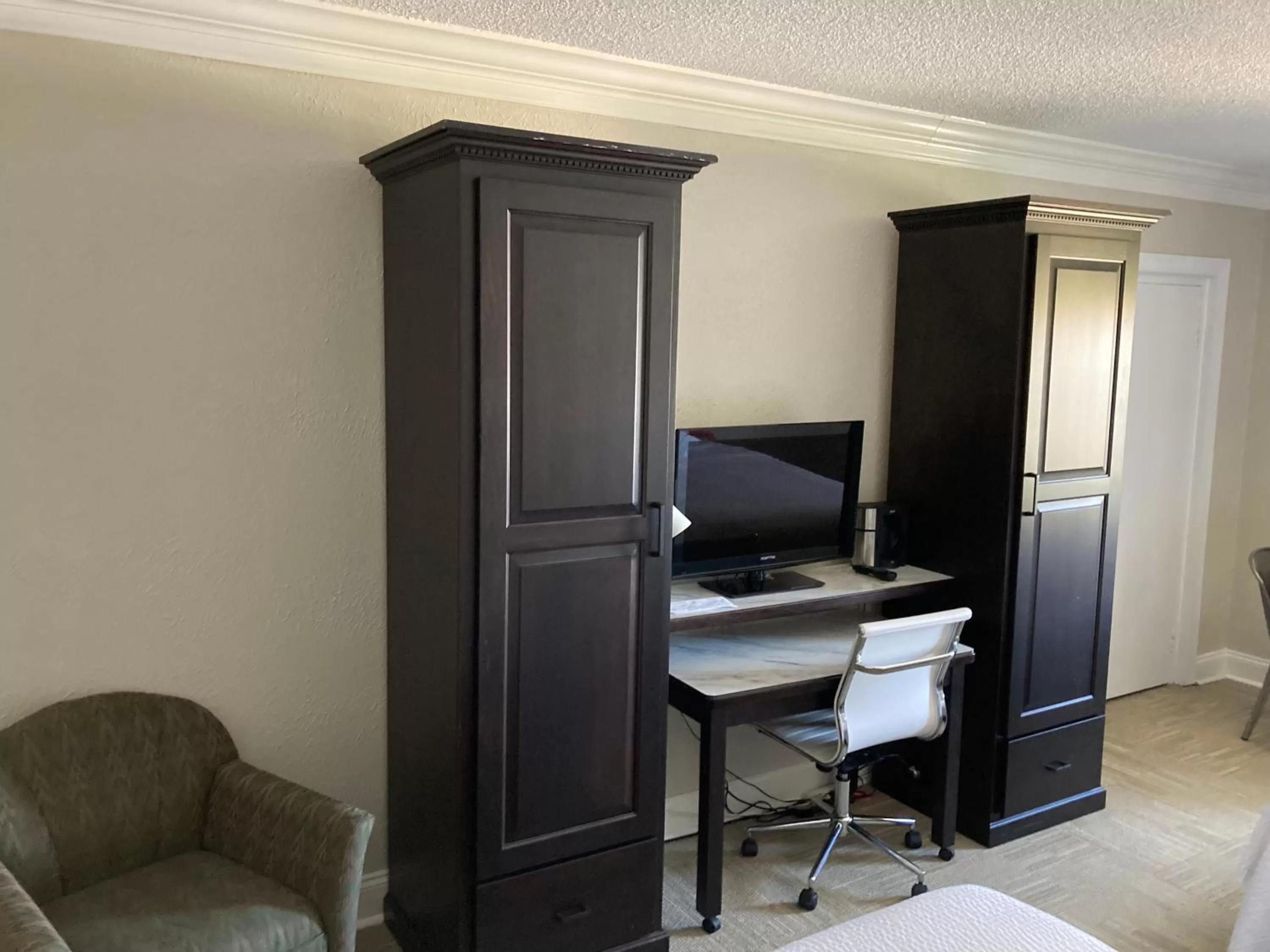 wardrobe, Bed in The Aurora Inn Hotel and Event Center