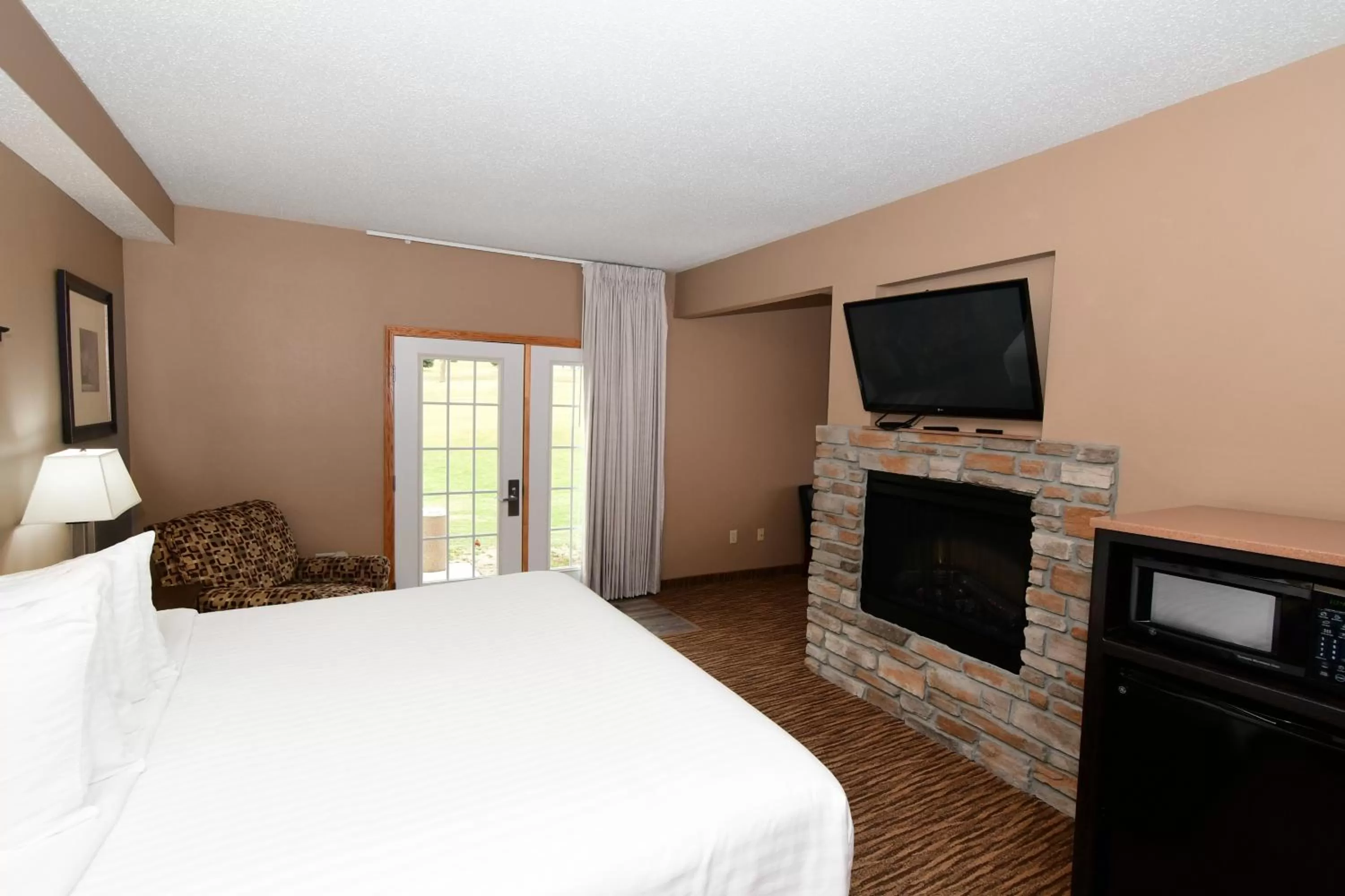 Bed in Cobblestone Inn & Suites - Denison | Majestic Hills
