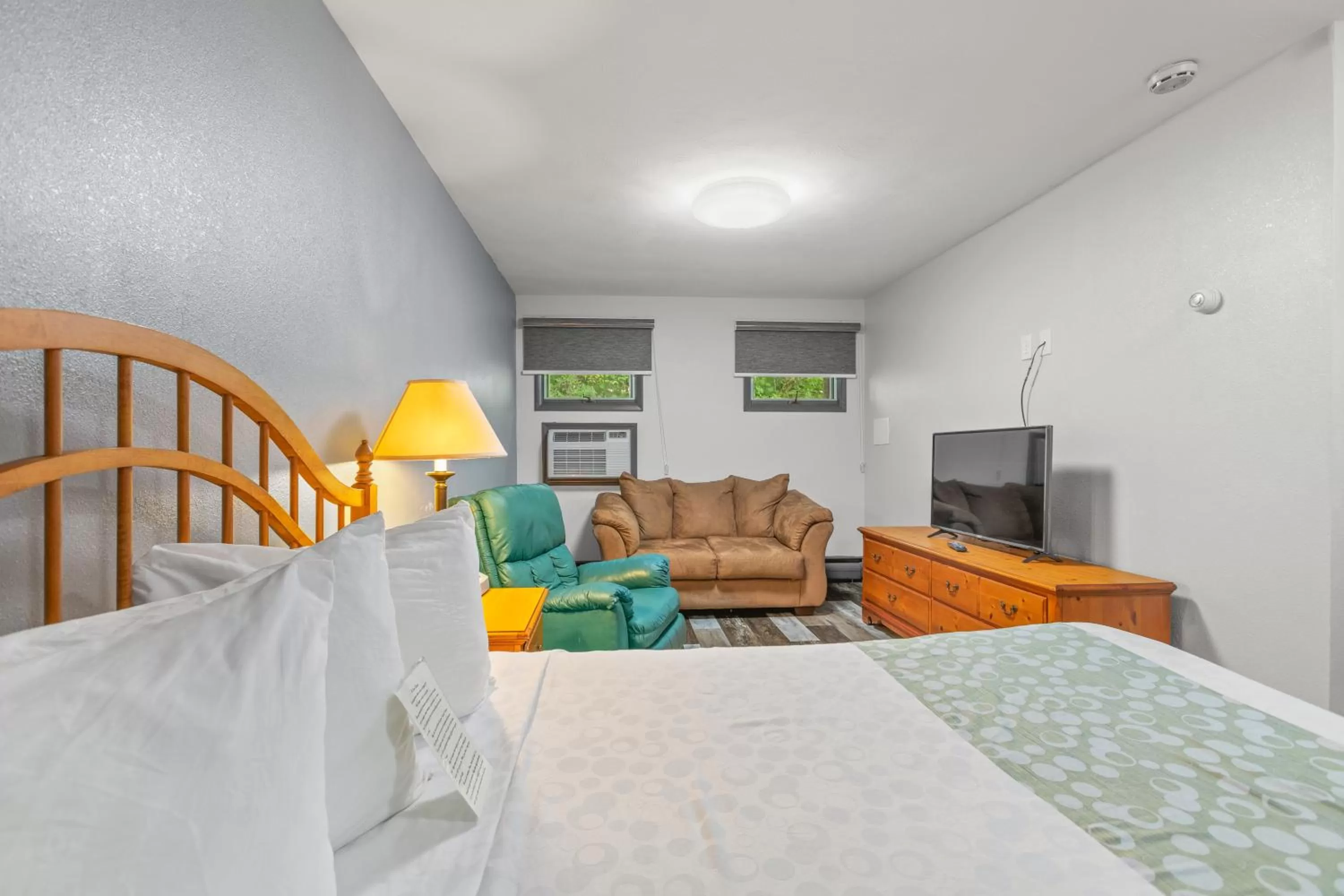 Photo of the whole room, Bed in Glass House Inn Erie Near I-90 & I-79