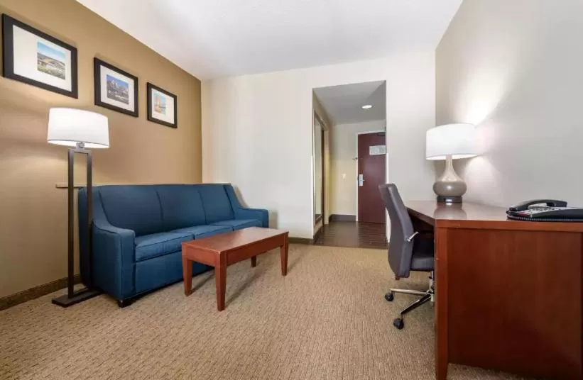Seating area in Holiday Inn Express & Suites Hebron - Cincinnati Airport by IHG