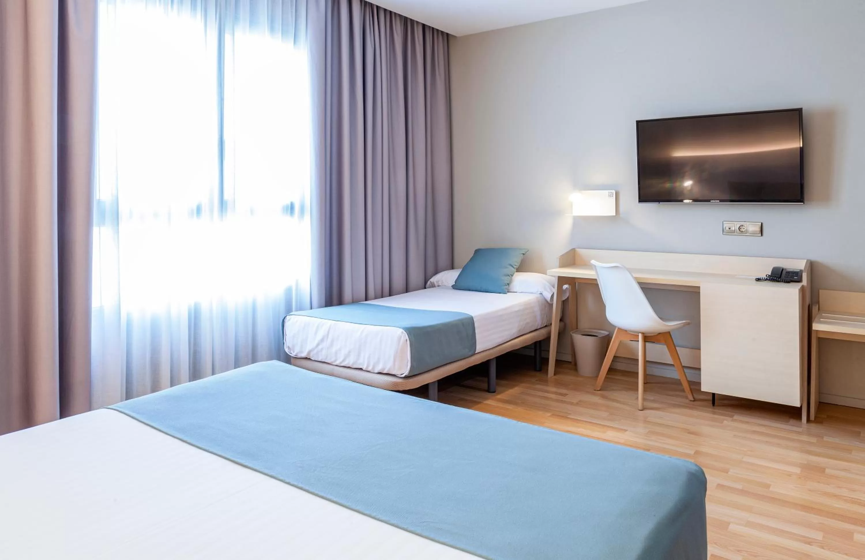 Photo of the whole room, Bed in Hotel Olympia Valencia