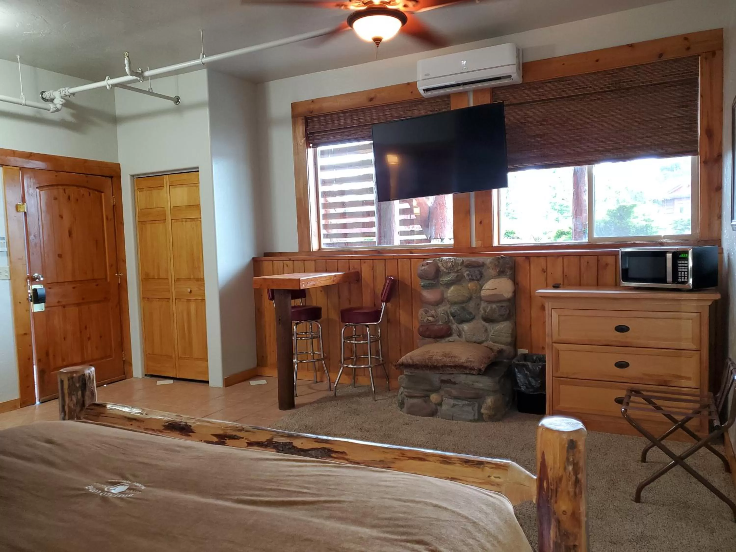 Bedroom, Bed in Buffalo Lodge of Bigfork