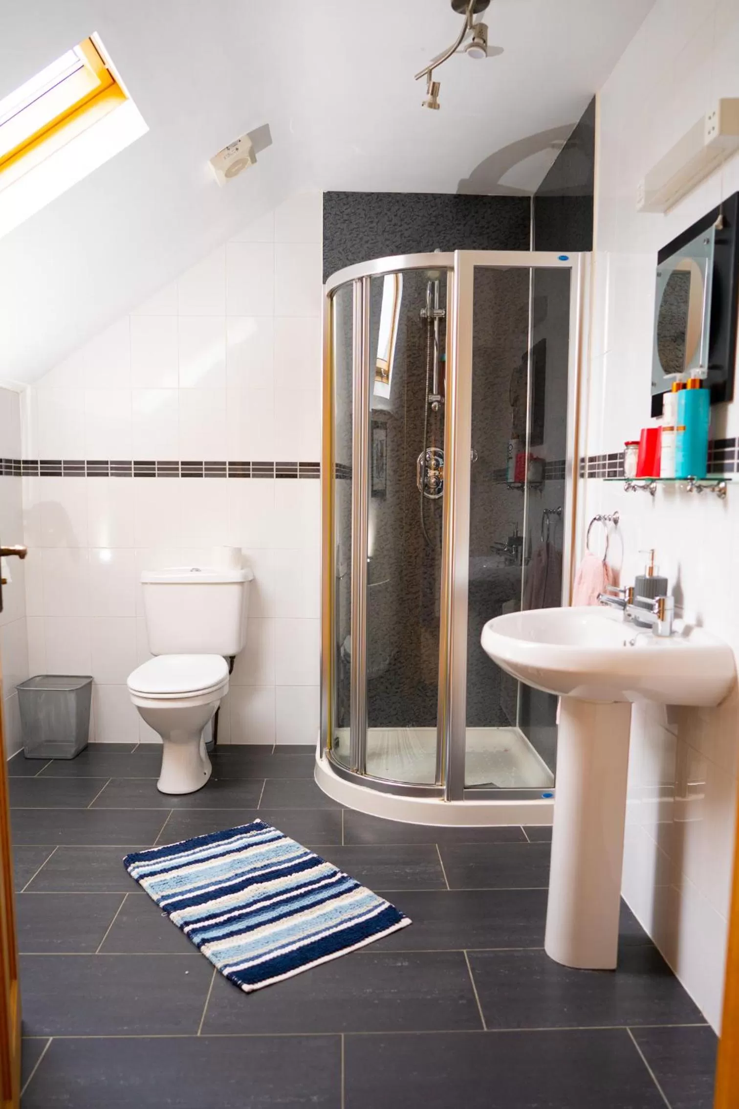 Photo of the whole room in Carnately Lodge