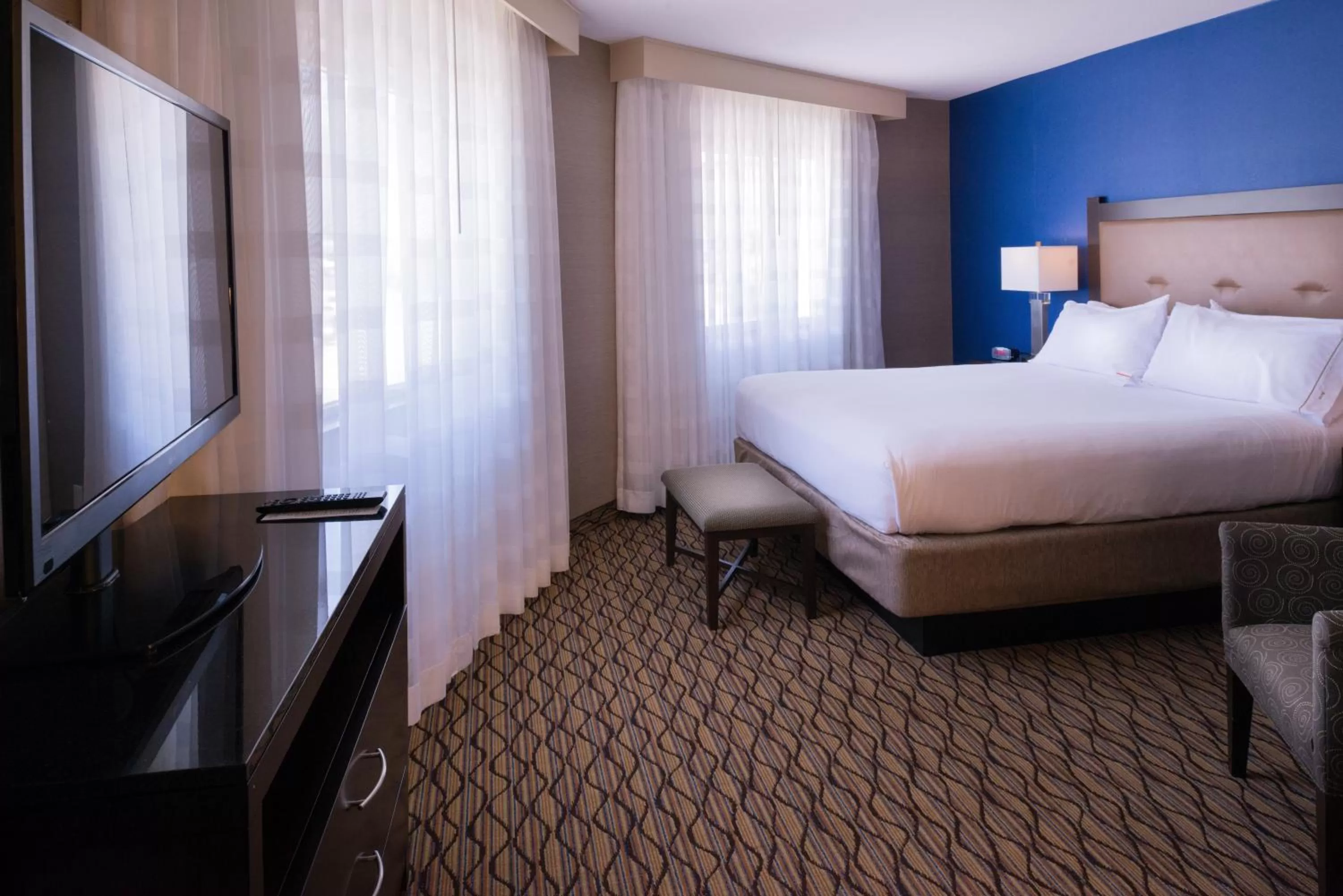 Photo of the whole room, Bed in Holiday Inn Express & Suites Pasadena - Los Angeles by IHG