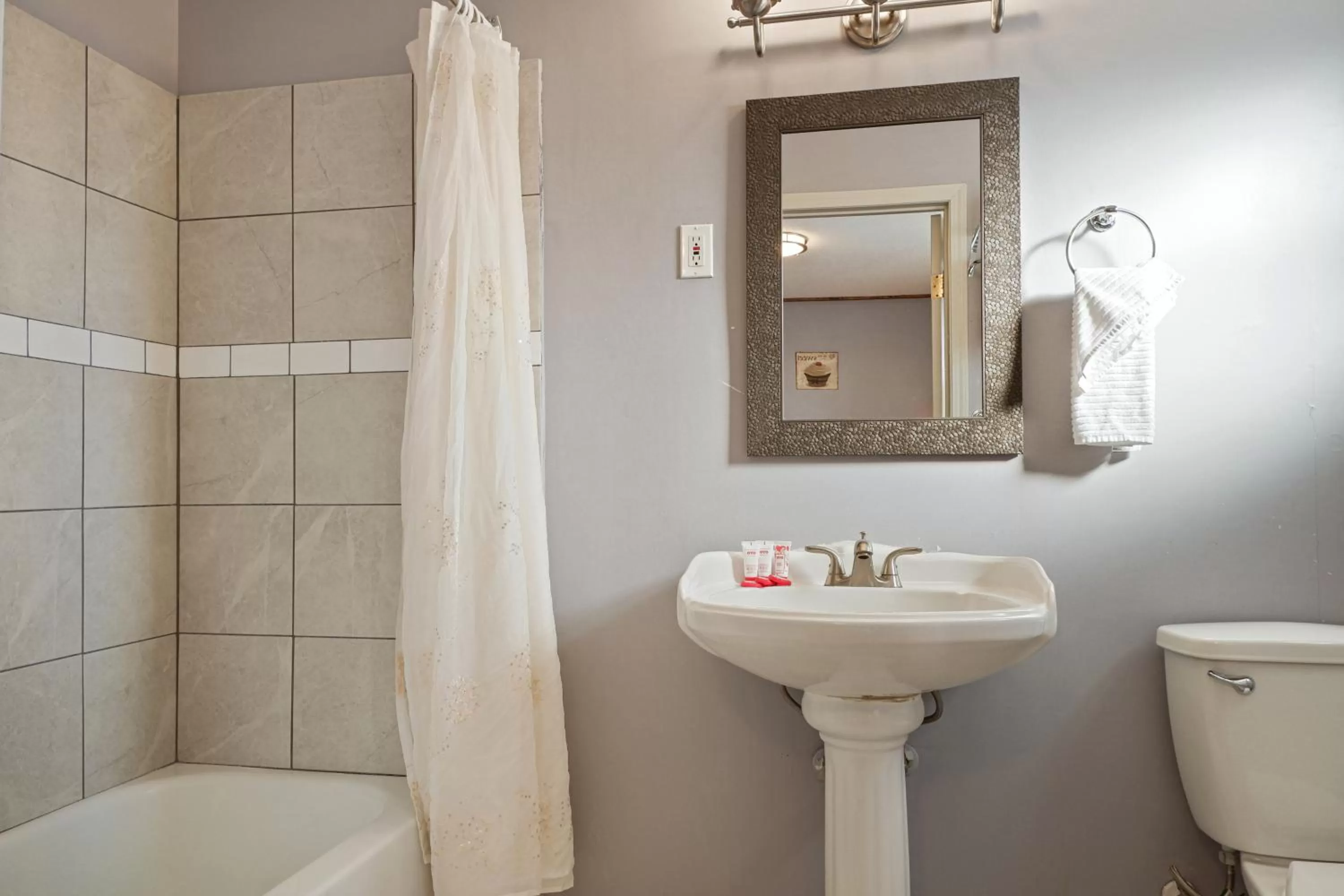 Bathroom in Hotel Bethel - Fort MacLeod, AB