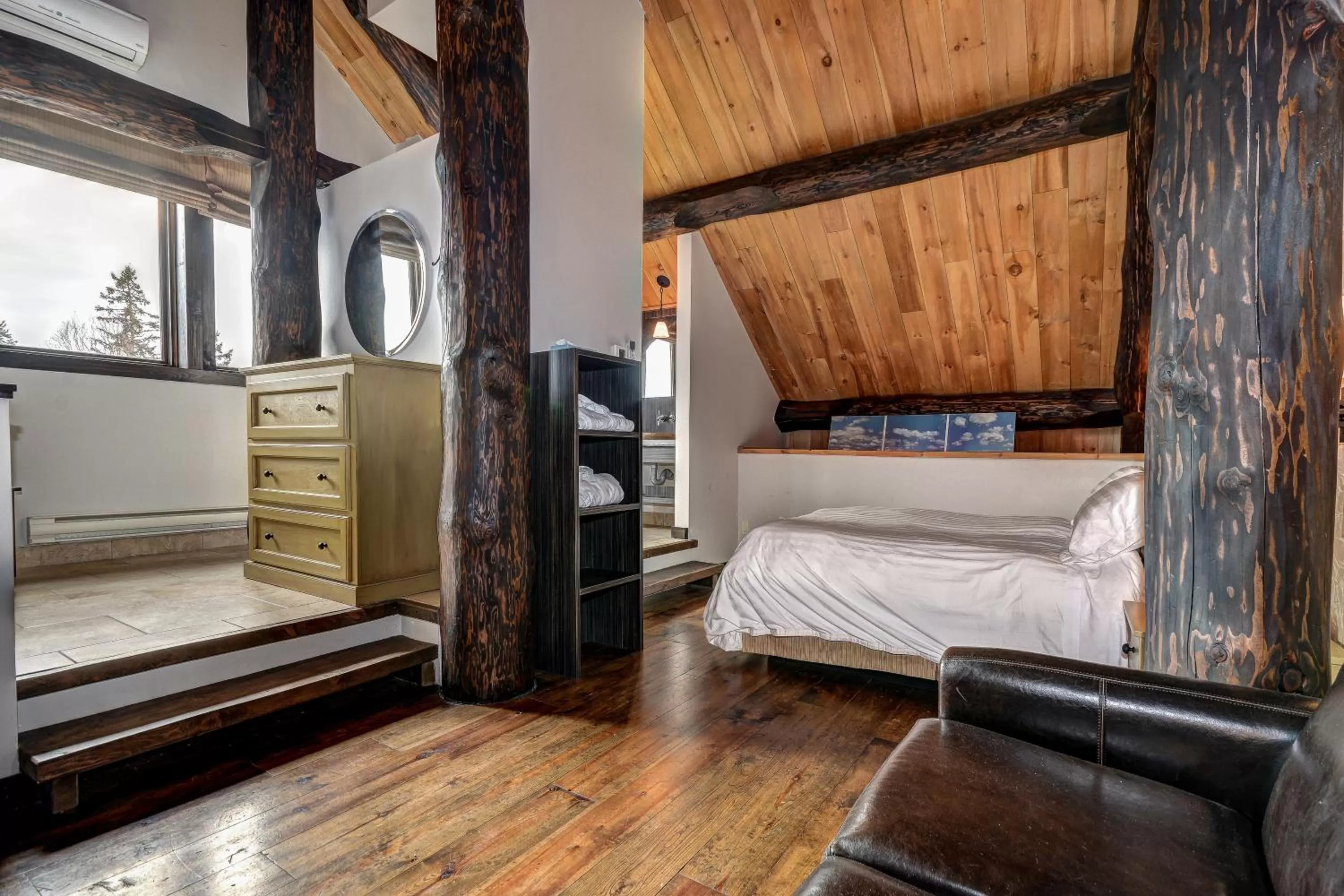 Bed in Les Condos Du Lac Taureau- Rooms & Condos