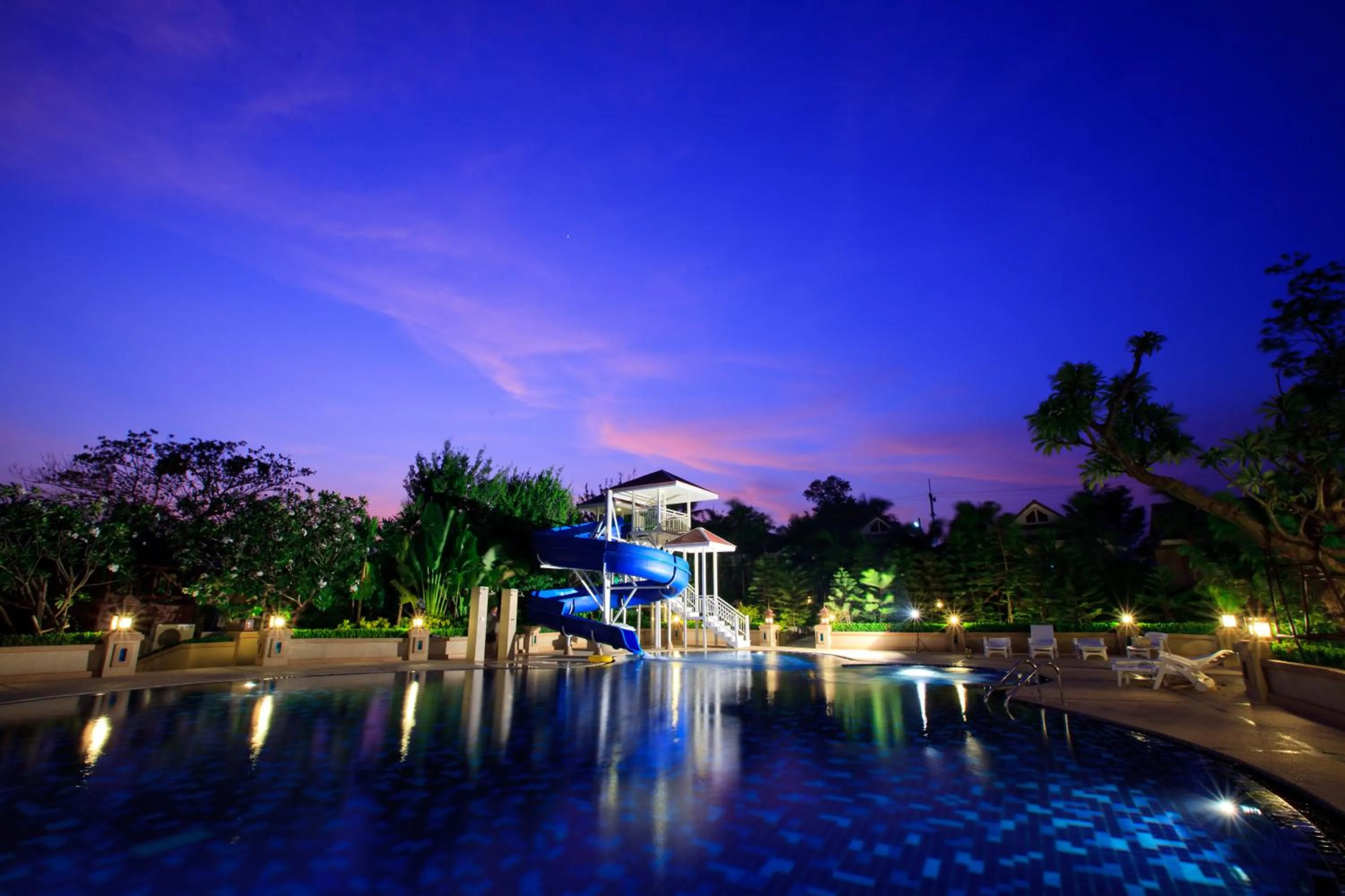 Swimming pool in Chawalun Resort