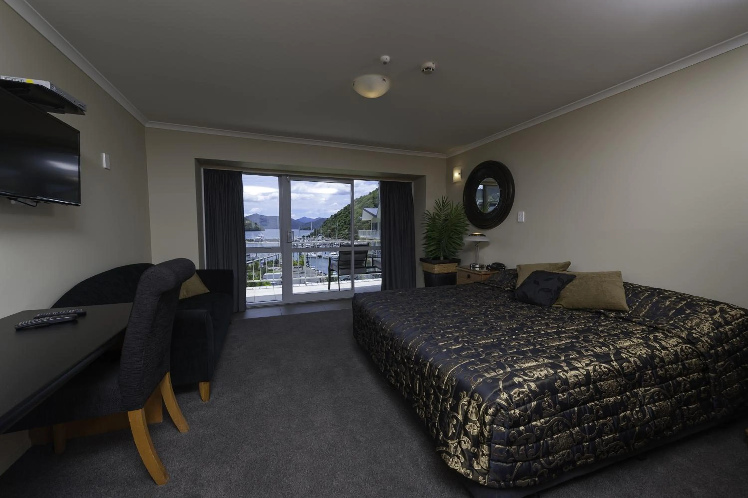 Photo of the whole room, Bed in Beachcomber Inn Picton