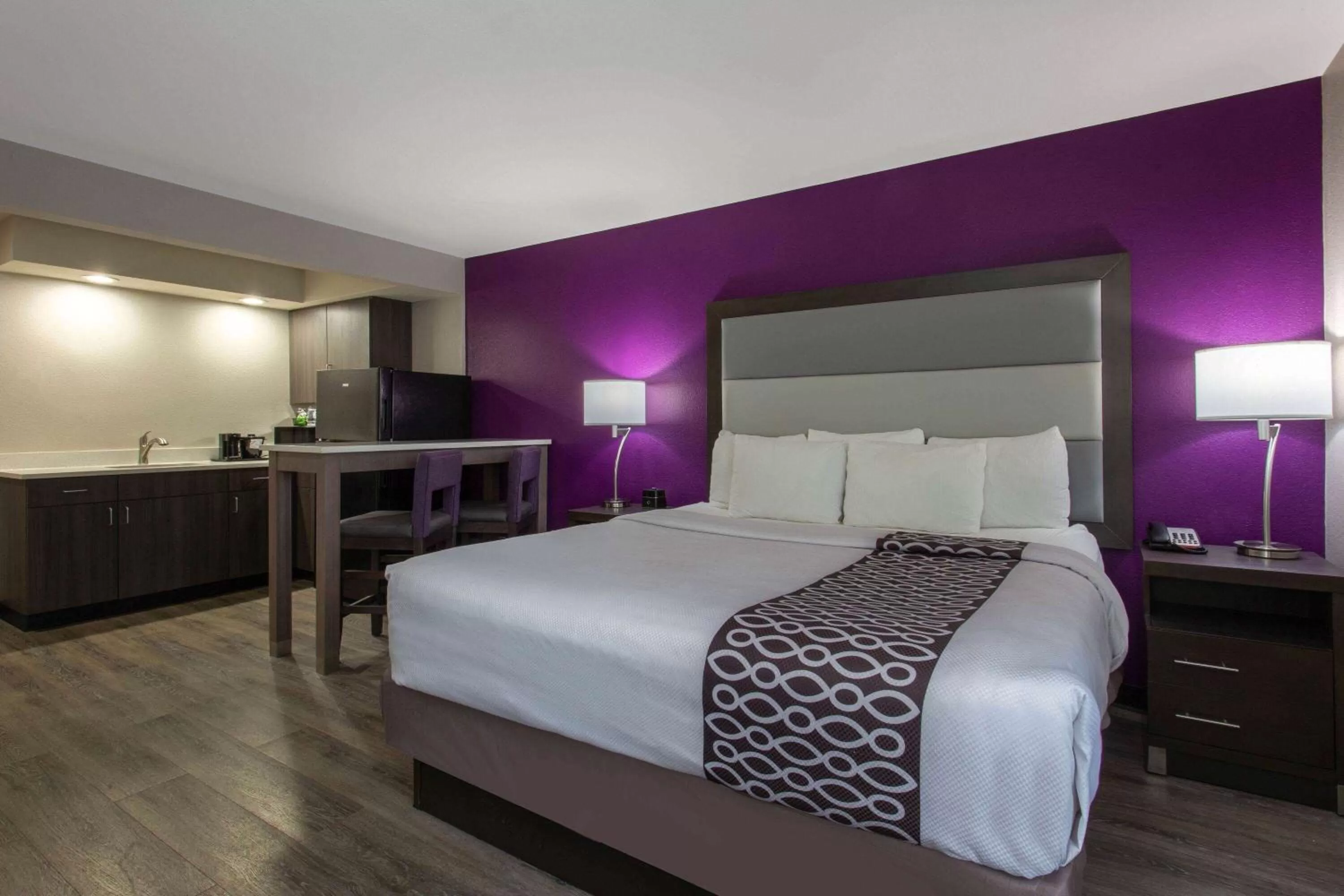 Photo of the whole room, Bed in La Quinta by Wyndham Effingham