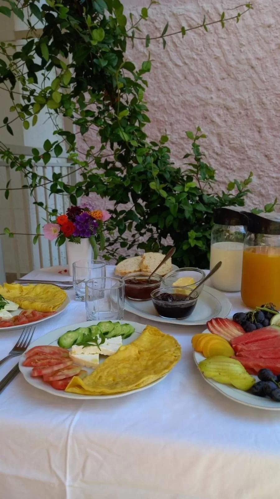 Breakfast in Villa Oasis