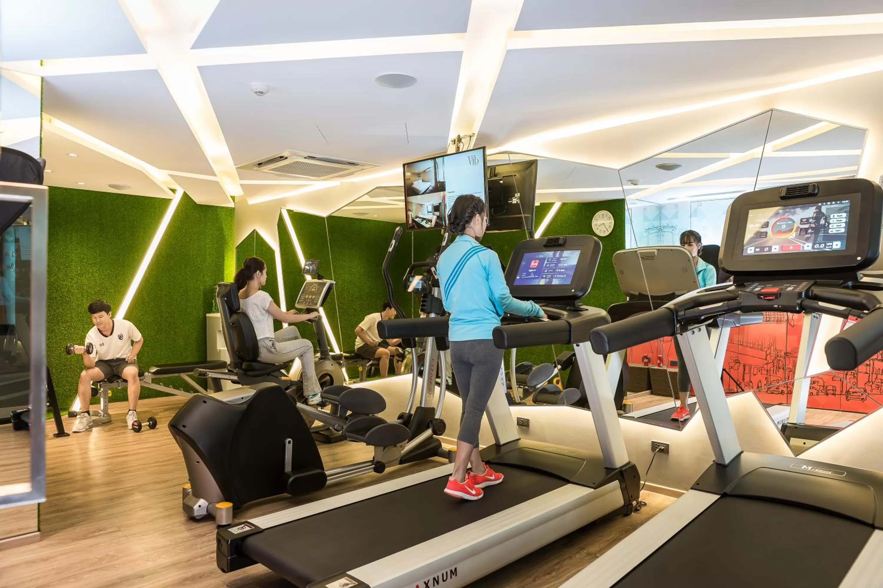 People in Vib Best Western Sanam Pao