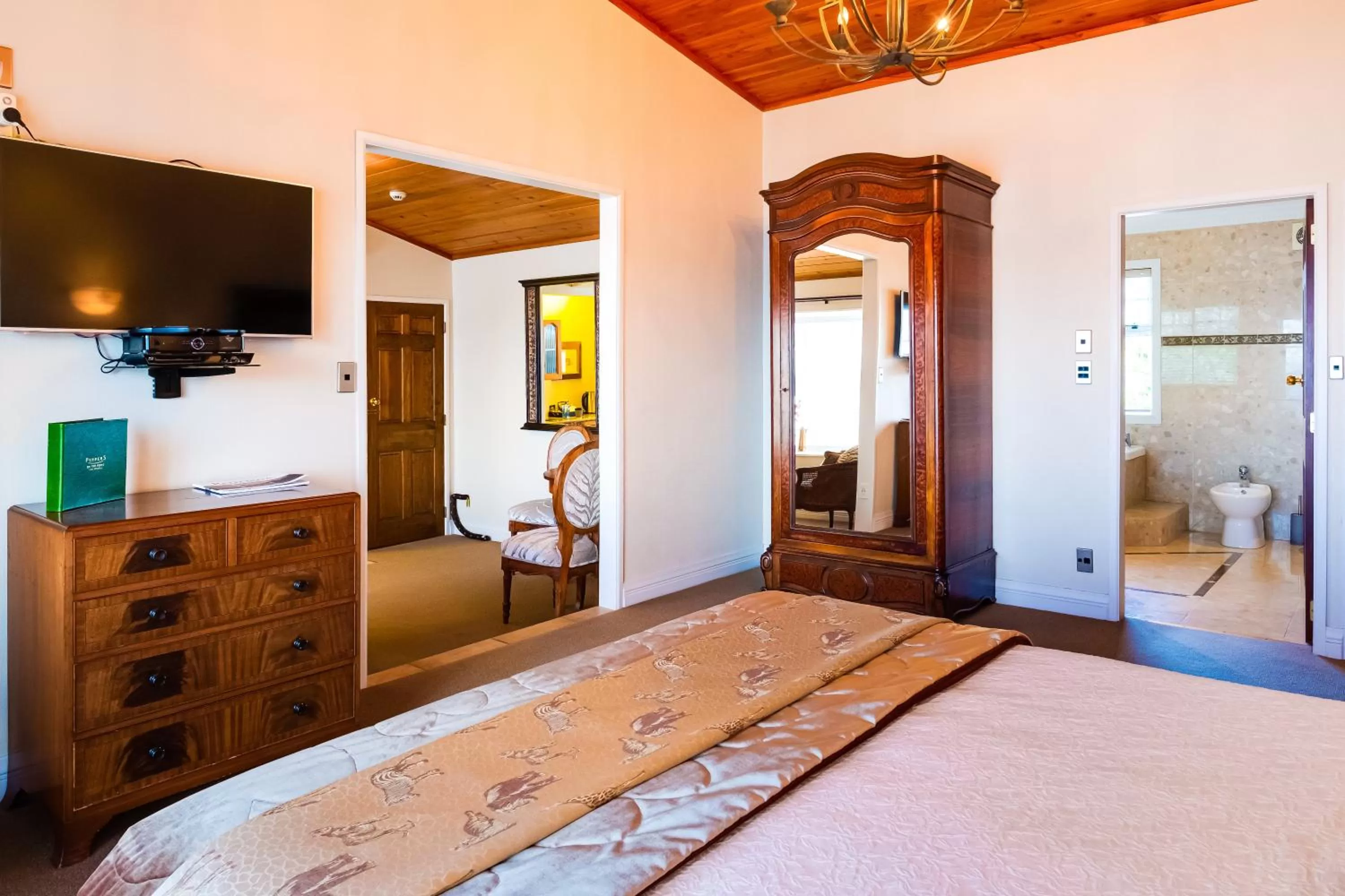 Photo of the whole room, Bed in On The Point - Lake Rotorua