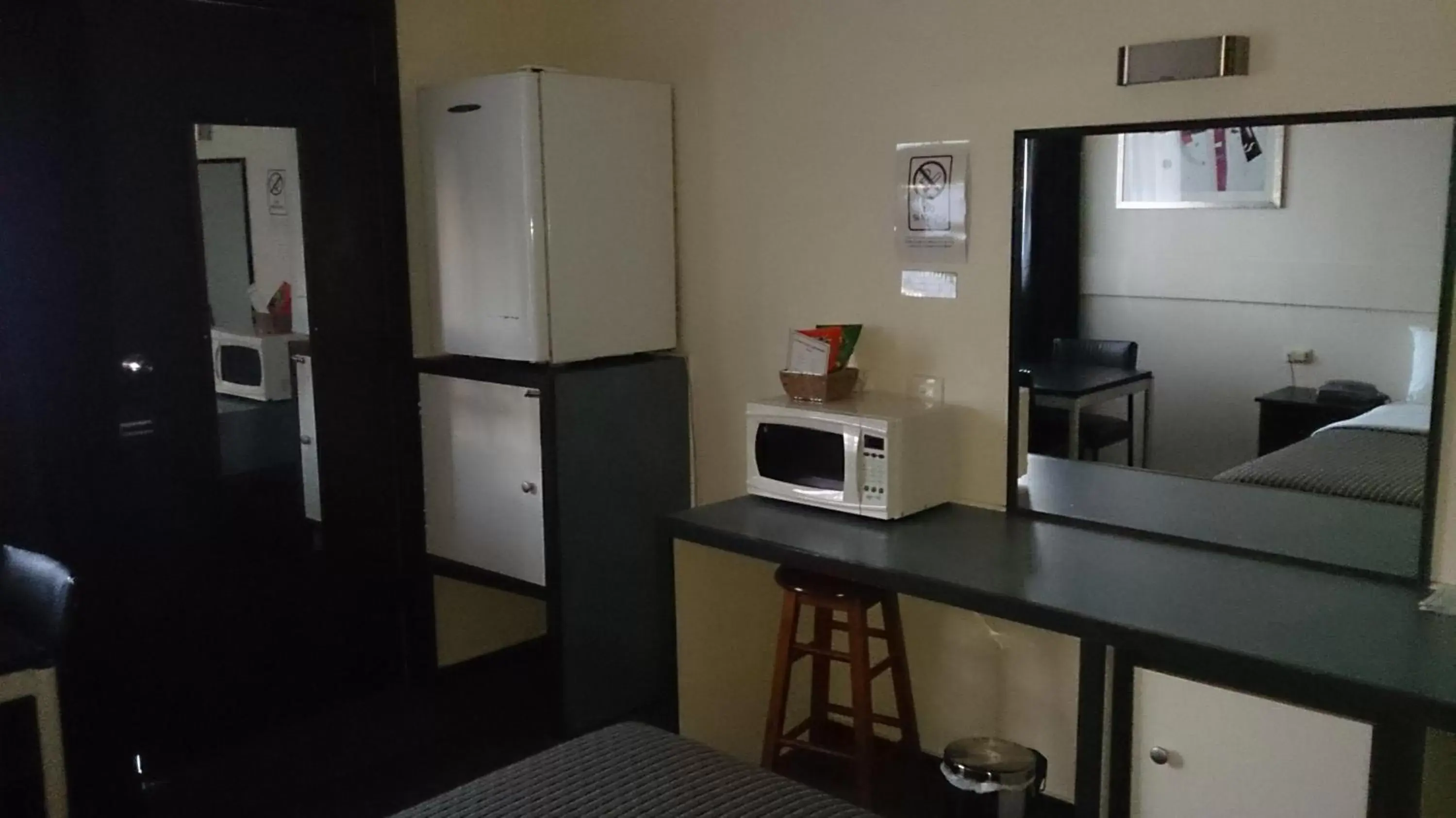 A Twin Room in Budget on the Lake A Twin Room in Budget on the Lake