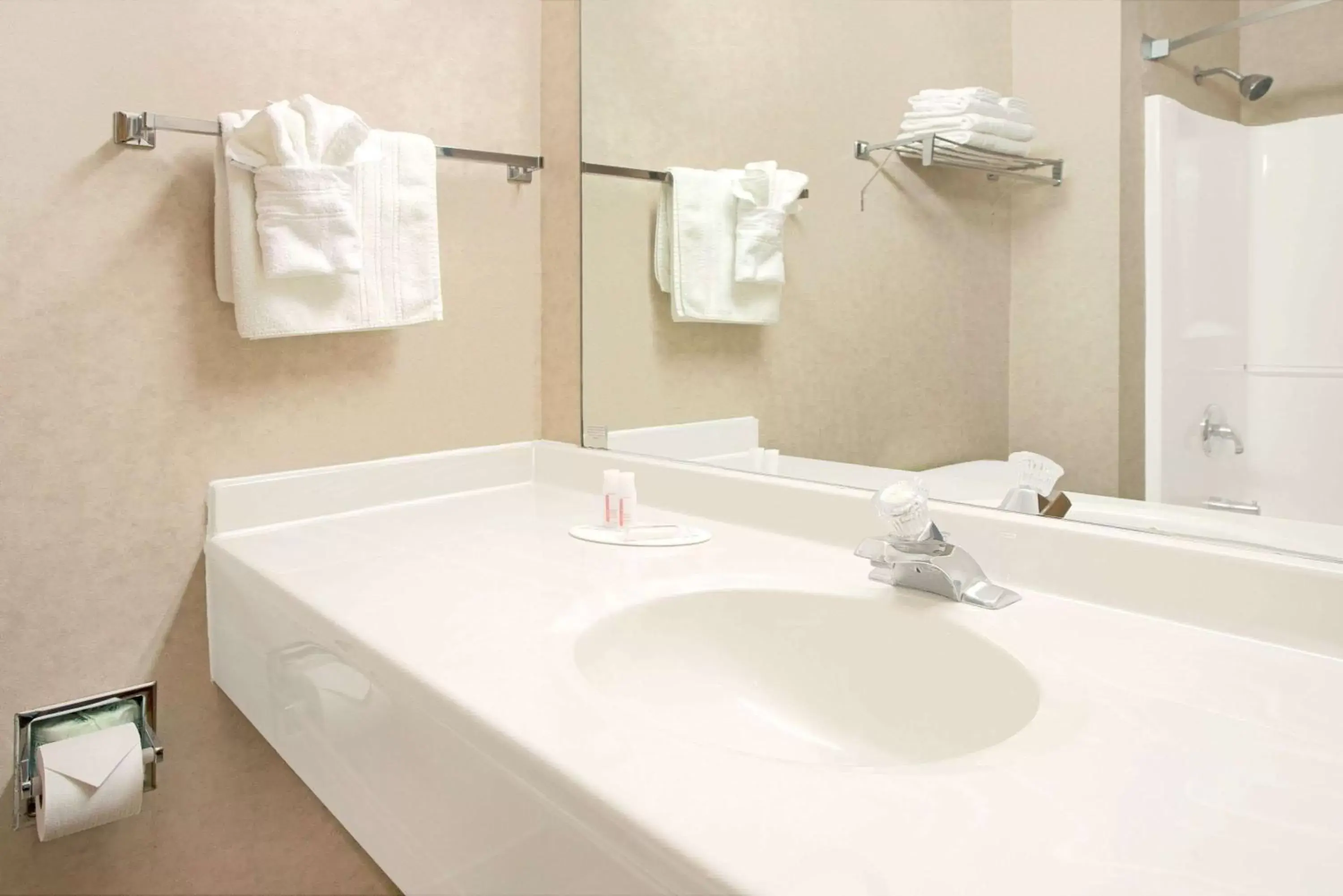 Deluxe King Suite - Non-Smoking in Super 8 by Wyndham Bonne Terre Deluxe King Suite - Non-Smoking in Super 8 by Wyndham Bonne Terre