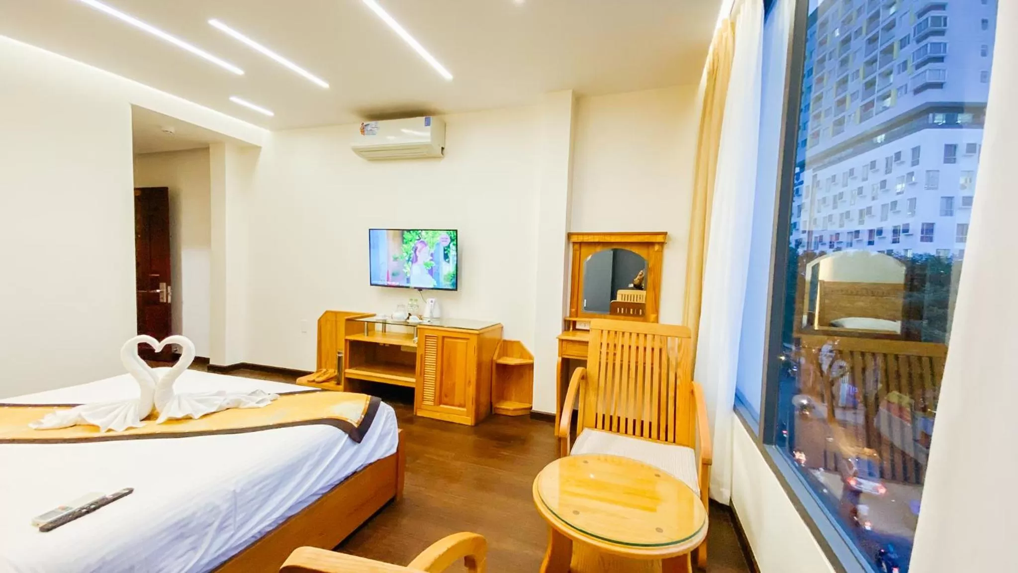 Photo of the whole room, Bed in Duc Vuong Saigon Hotel - Cao Thang