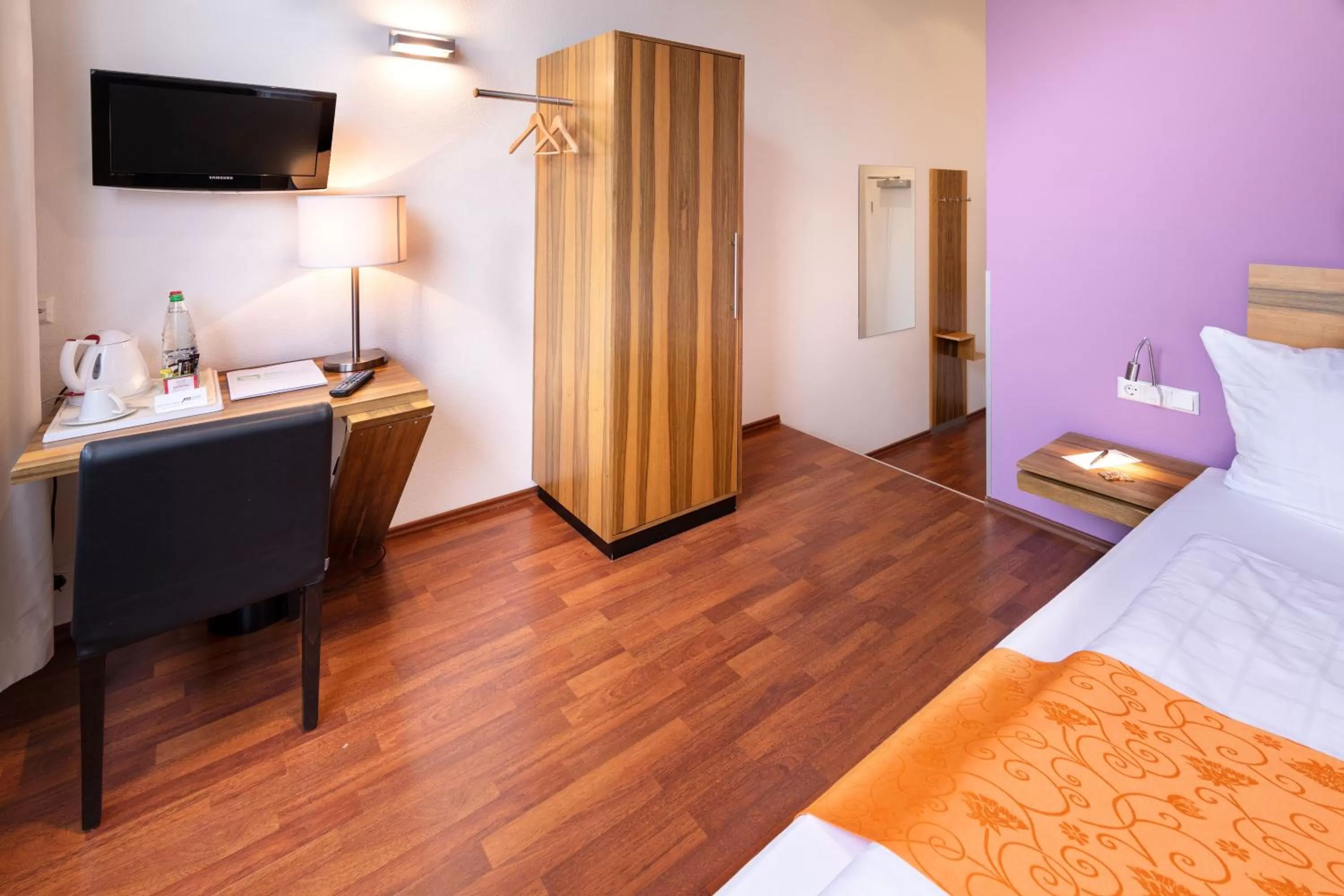 Photo of the whole room, Bed in AMH Airport-Messe-Hotel Stuttgart