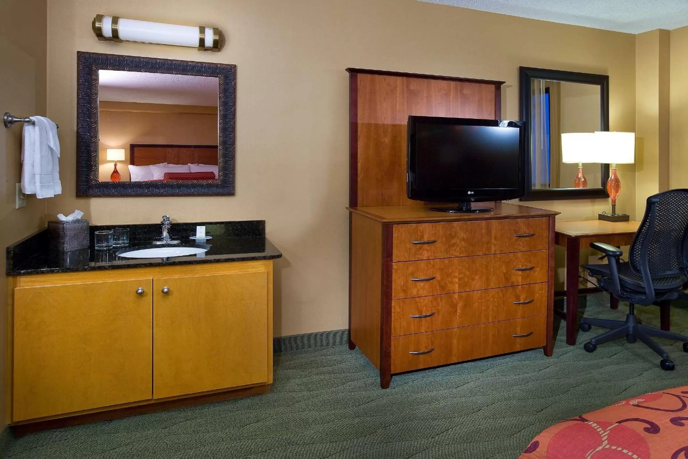Bedroom in Embassy Suites by Hilton Kansas City International Airport