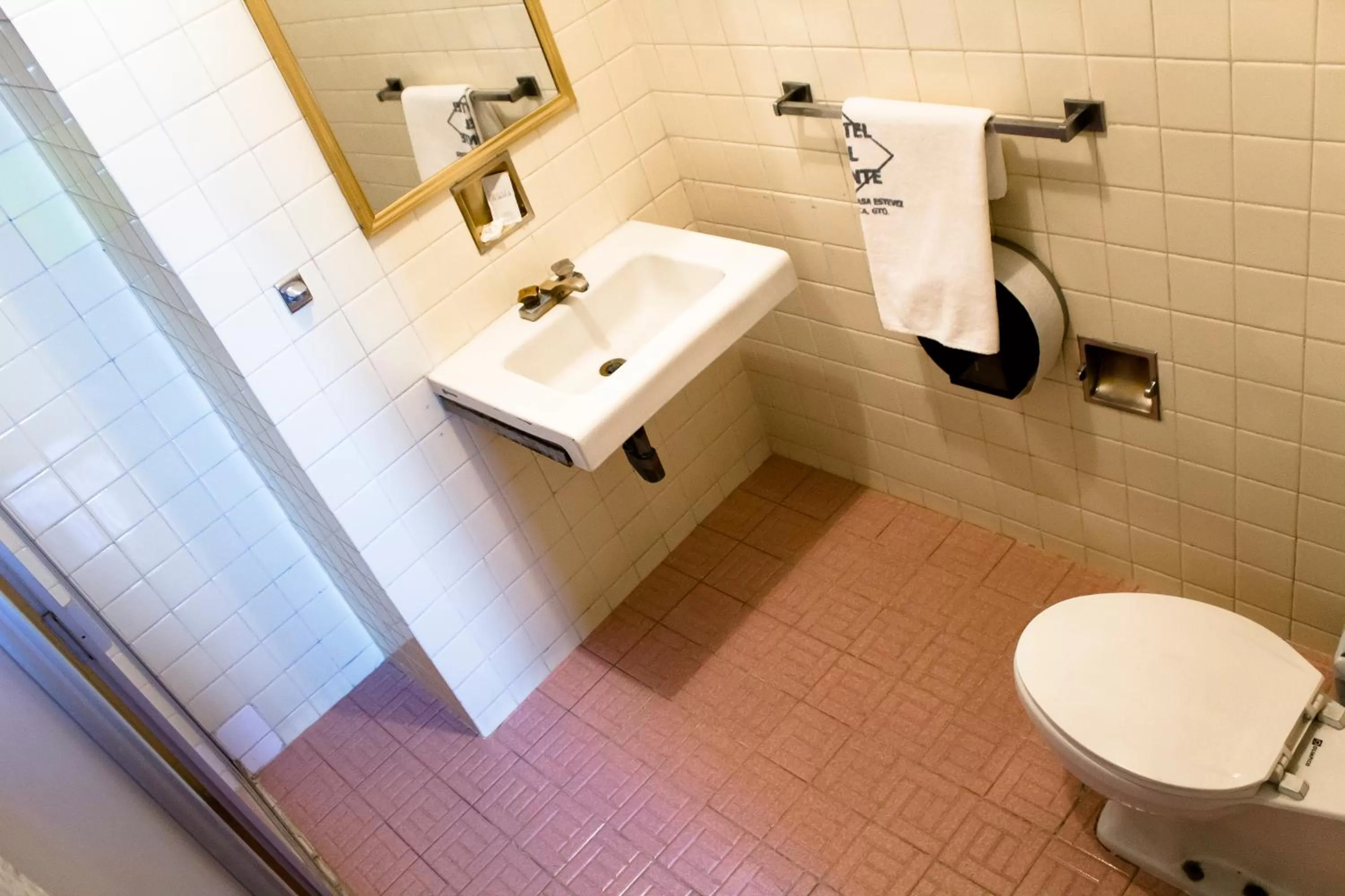 Toilet in Hotel El Monte