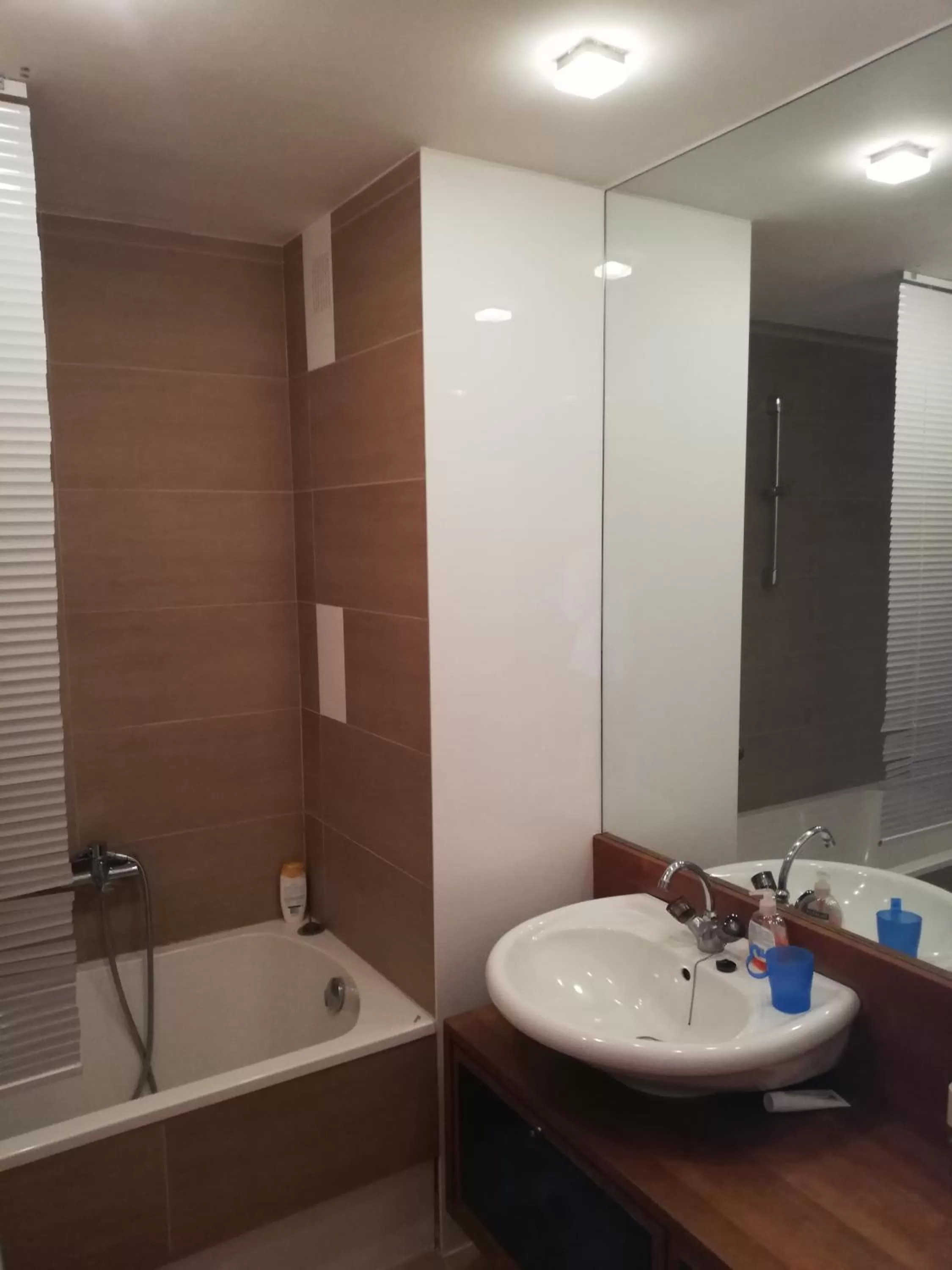 Bathroom in Room in maisonette with garden, parking place