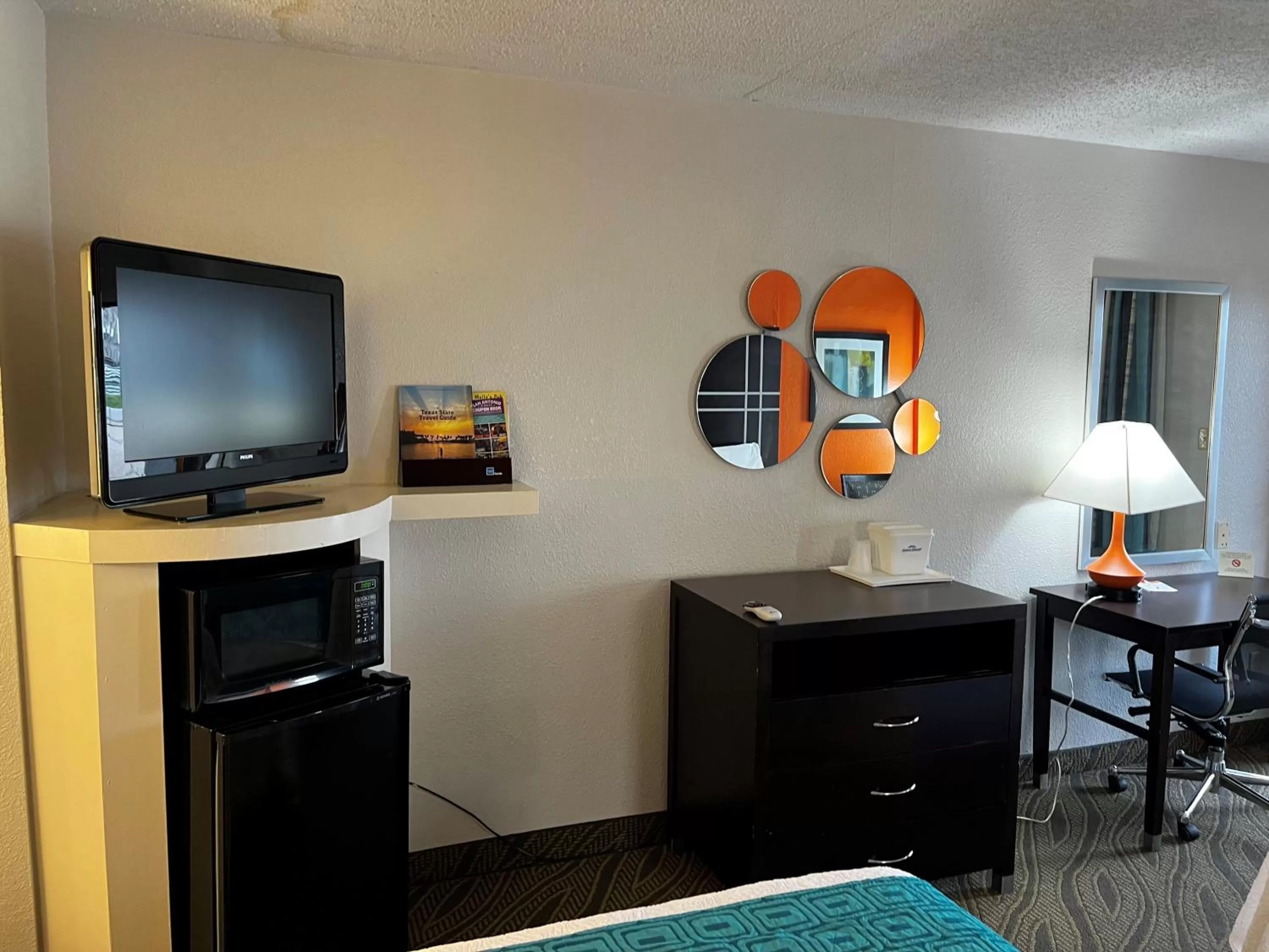 TV and multimedia in Howard Johnson by Wyndham Houston Heights Downtown