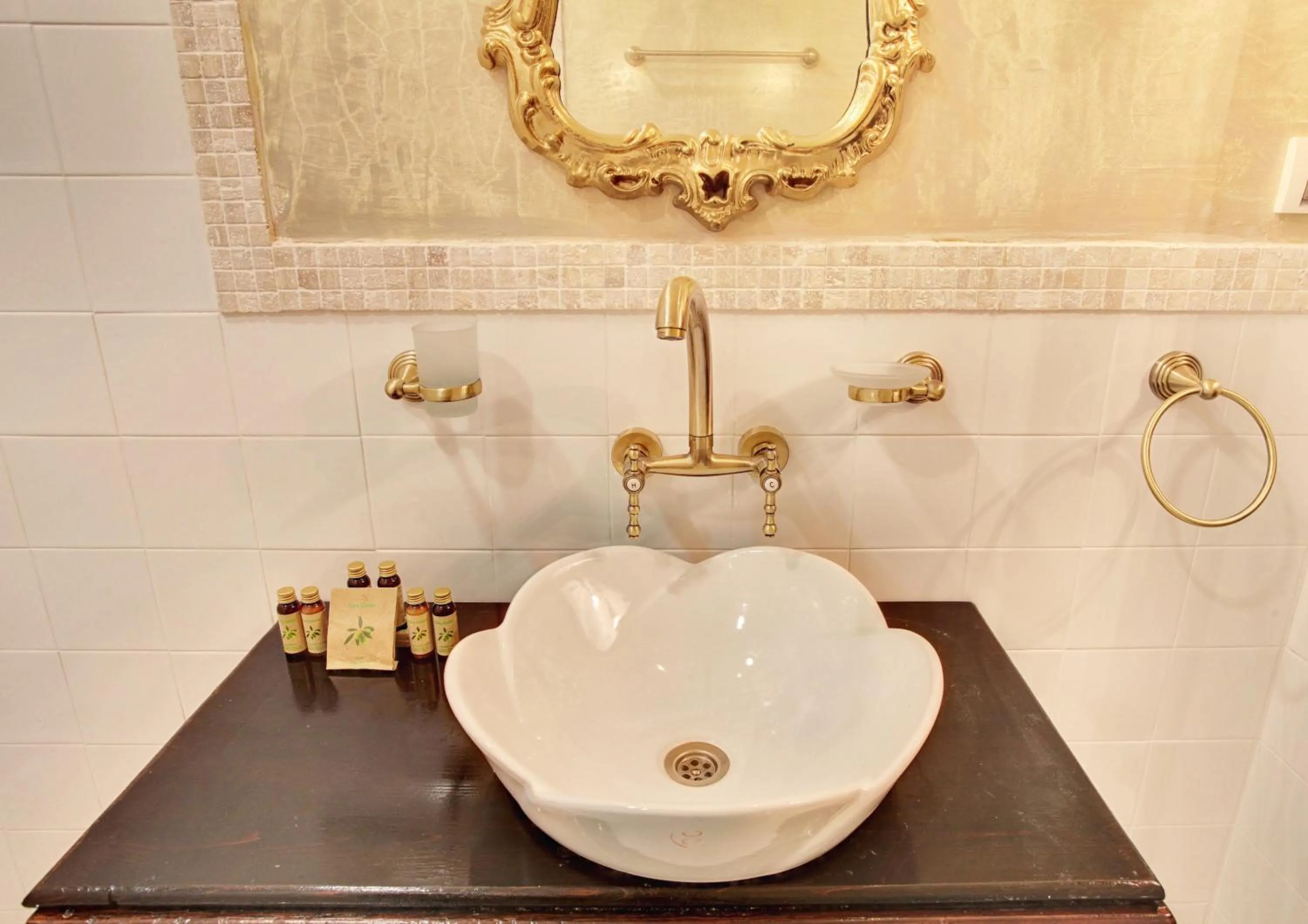 Bathroom in Hotel Evmolpia