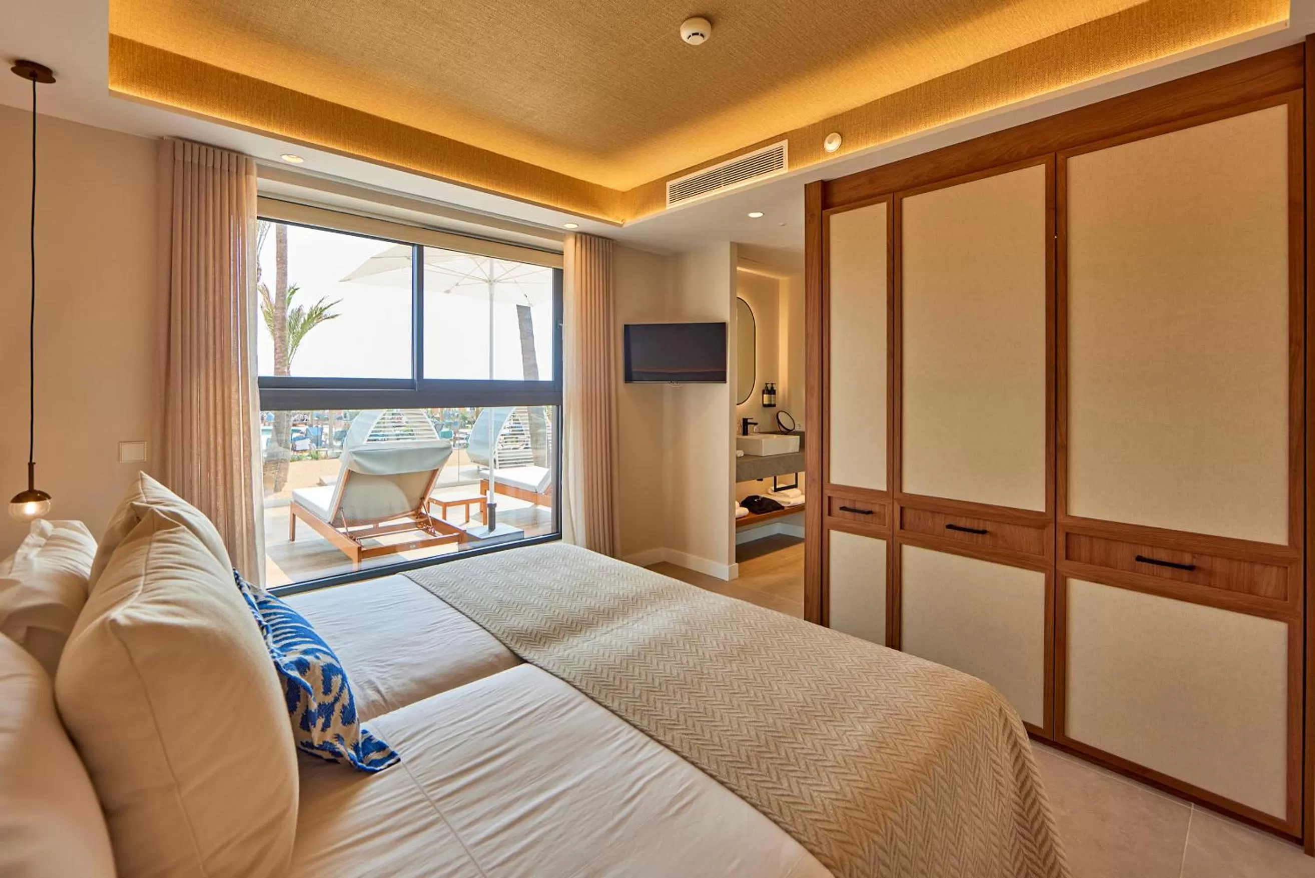 Bedroom, Bed in Universal Grand León & Spa