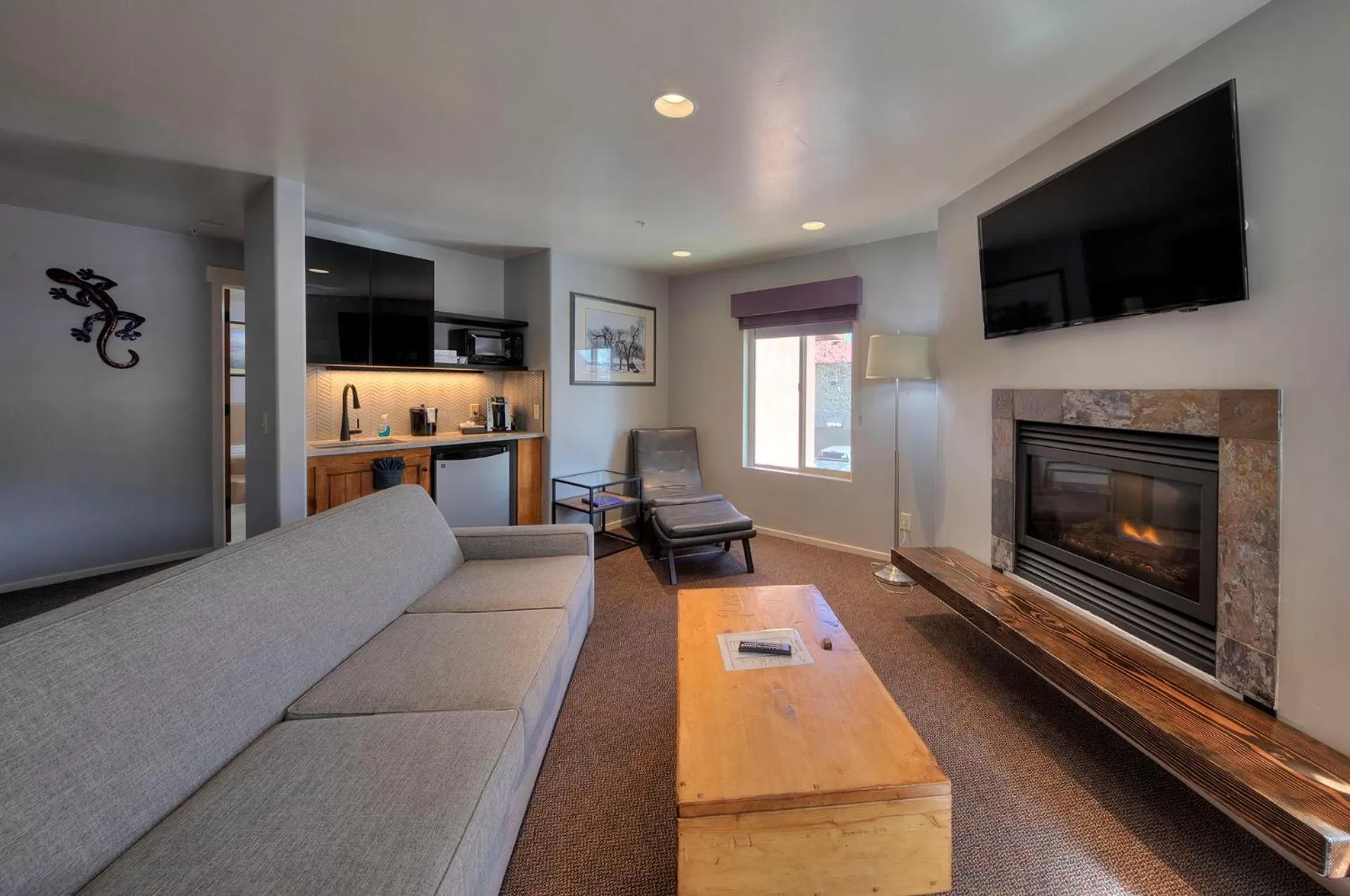 Communal lounge/ TV room in The Gonzo Inn