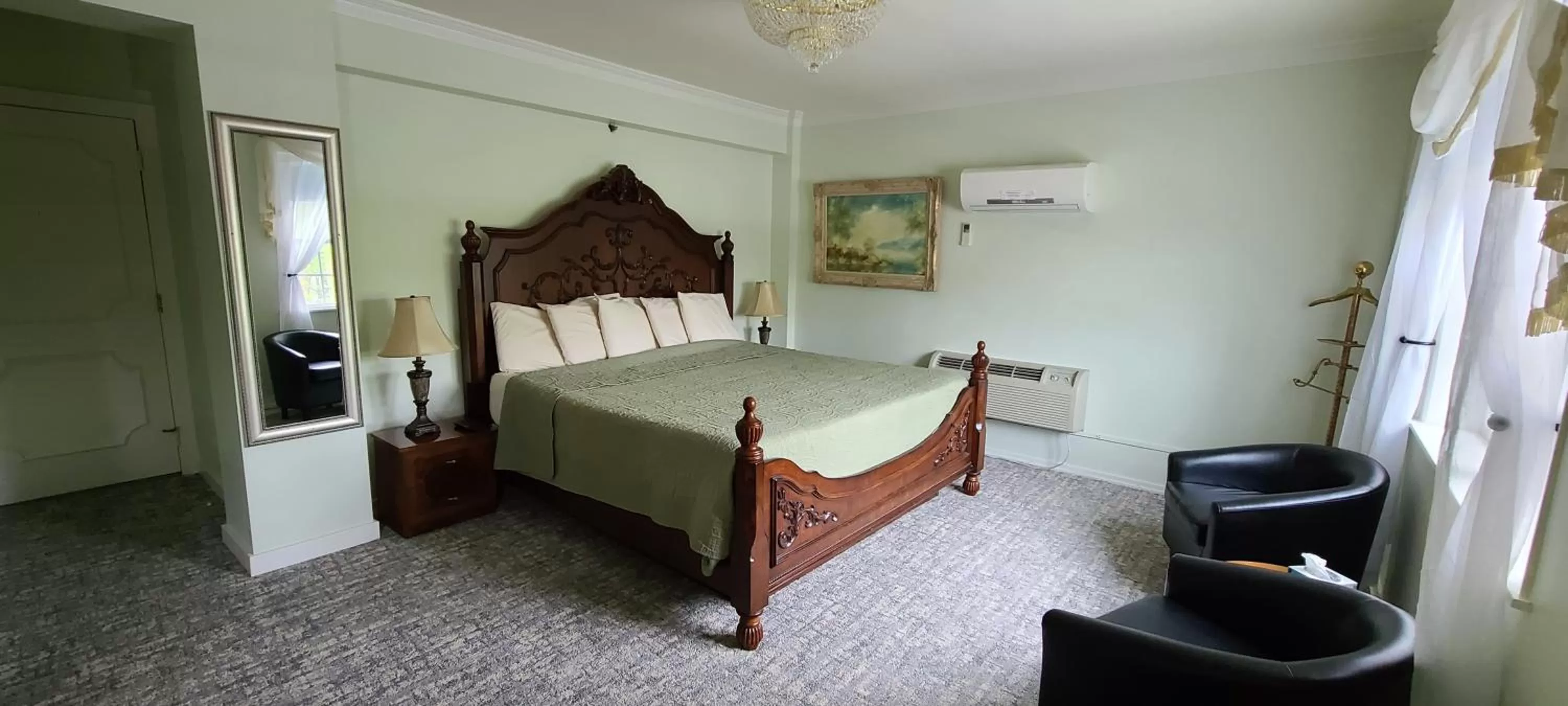 Photo of the whole room, Bed in Lowell Inn