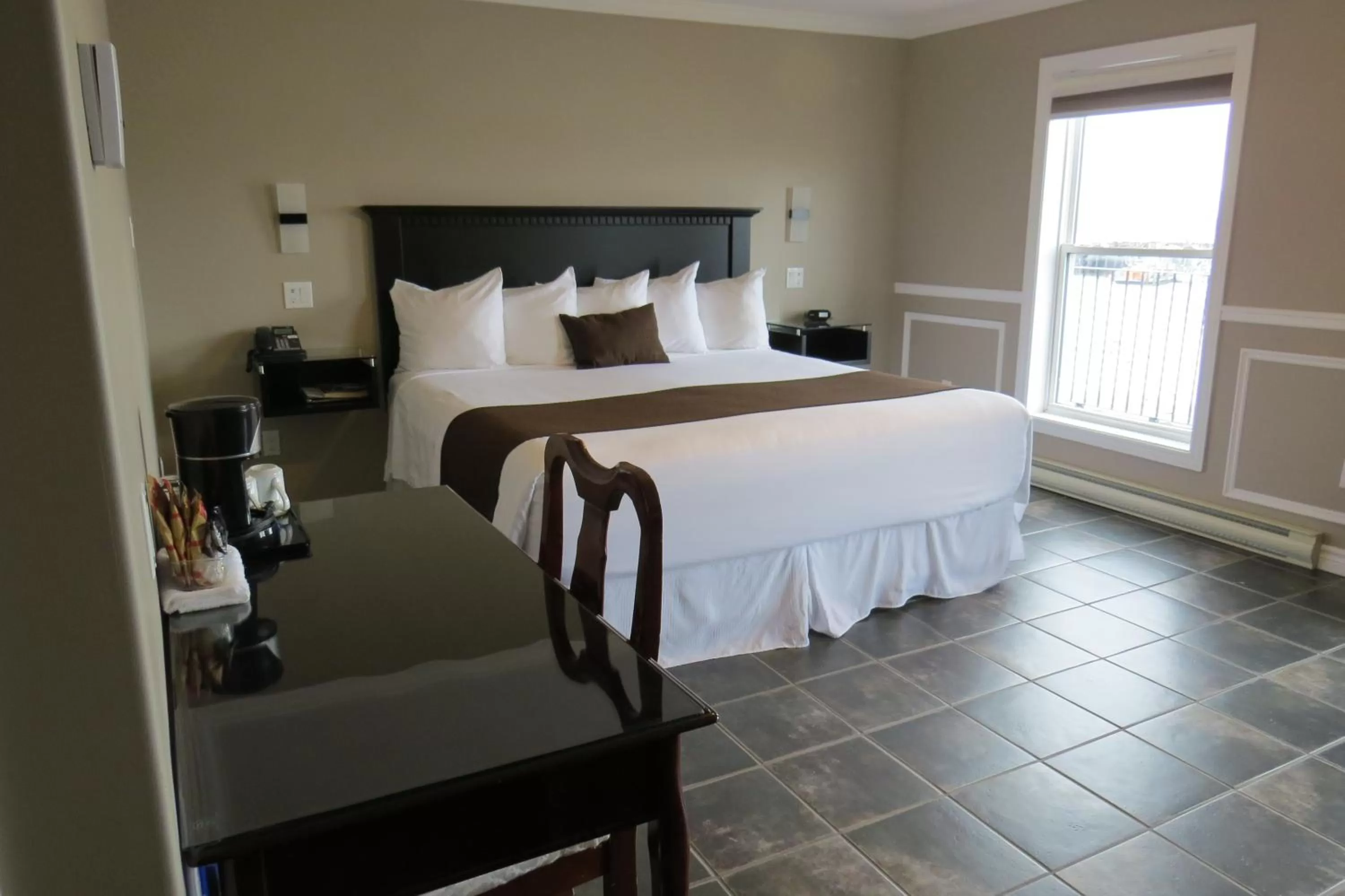 King Suite with Sea View in Dockside Suites