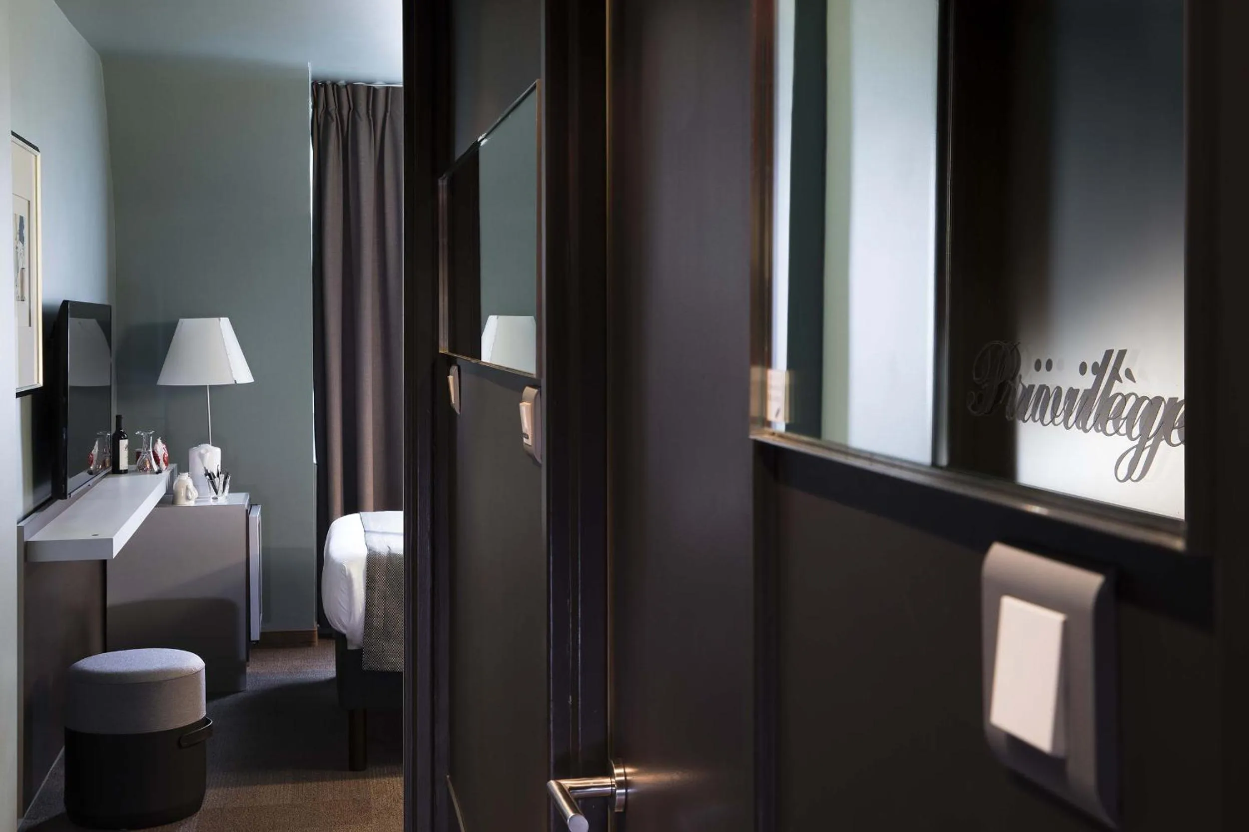 Bedroom, Bed in Hôtel Diana Dauphine