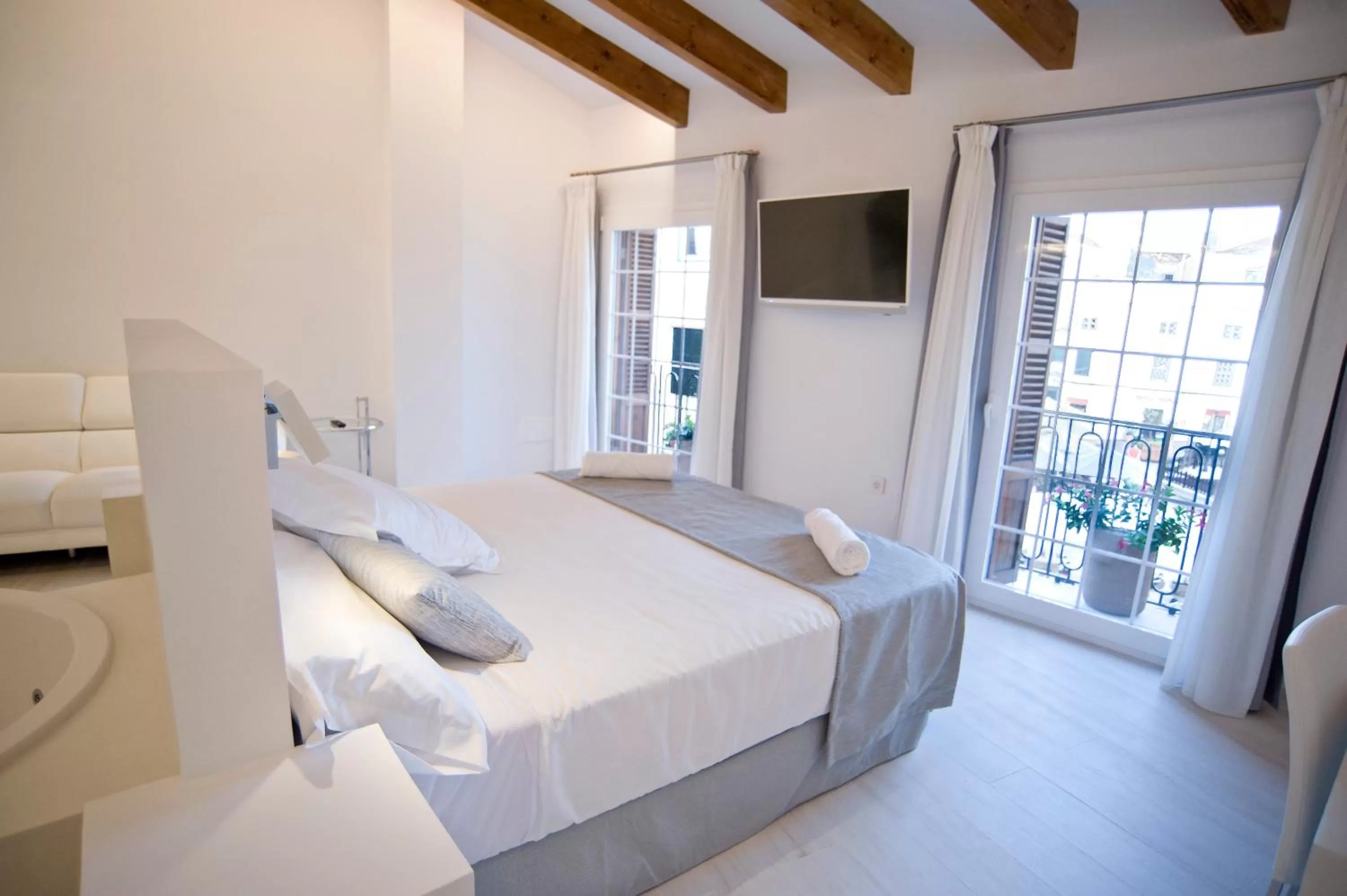 Bathroom, Bed in Sindic Hotel - Adults Only