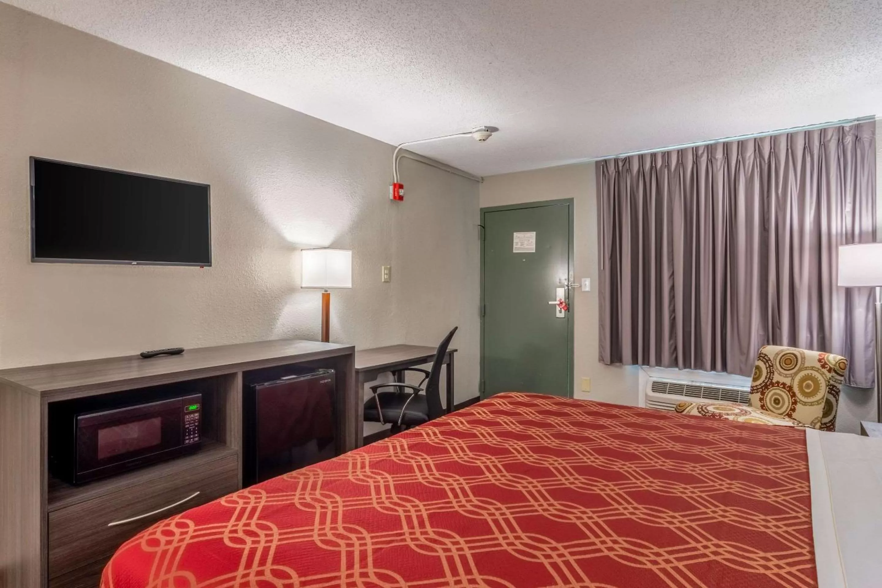 Photo of the whole room, Bed in Econo Lodge East Ridge
