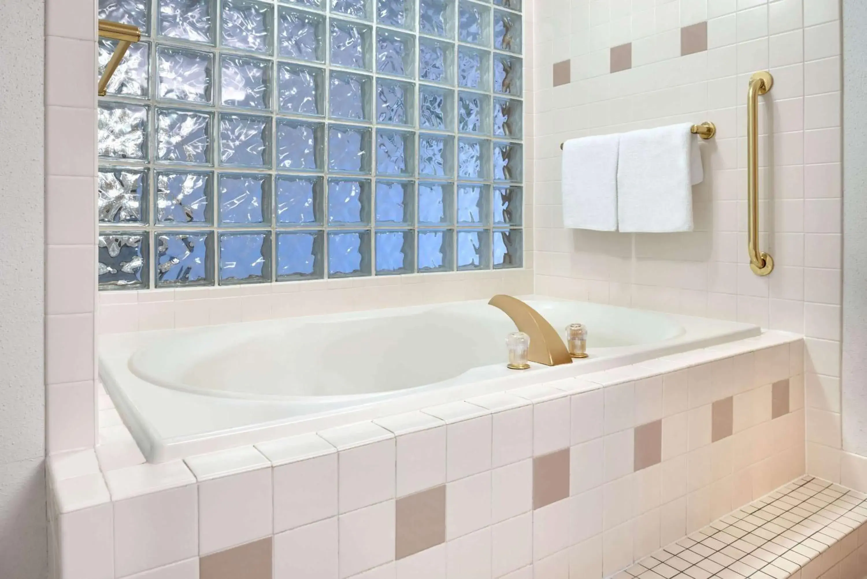 Deluxe King Room - Non-Smoking in Travelodge by Wyndham Zanesville Deluxe King Room - Non-Smoking in Travelodge by Wyndham Zanesville