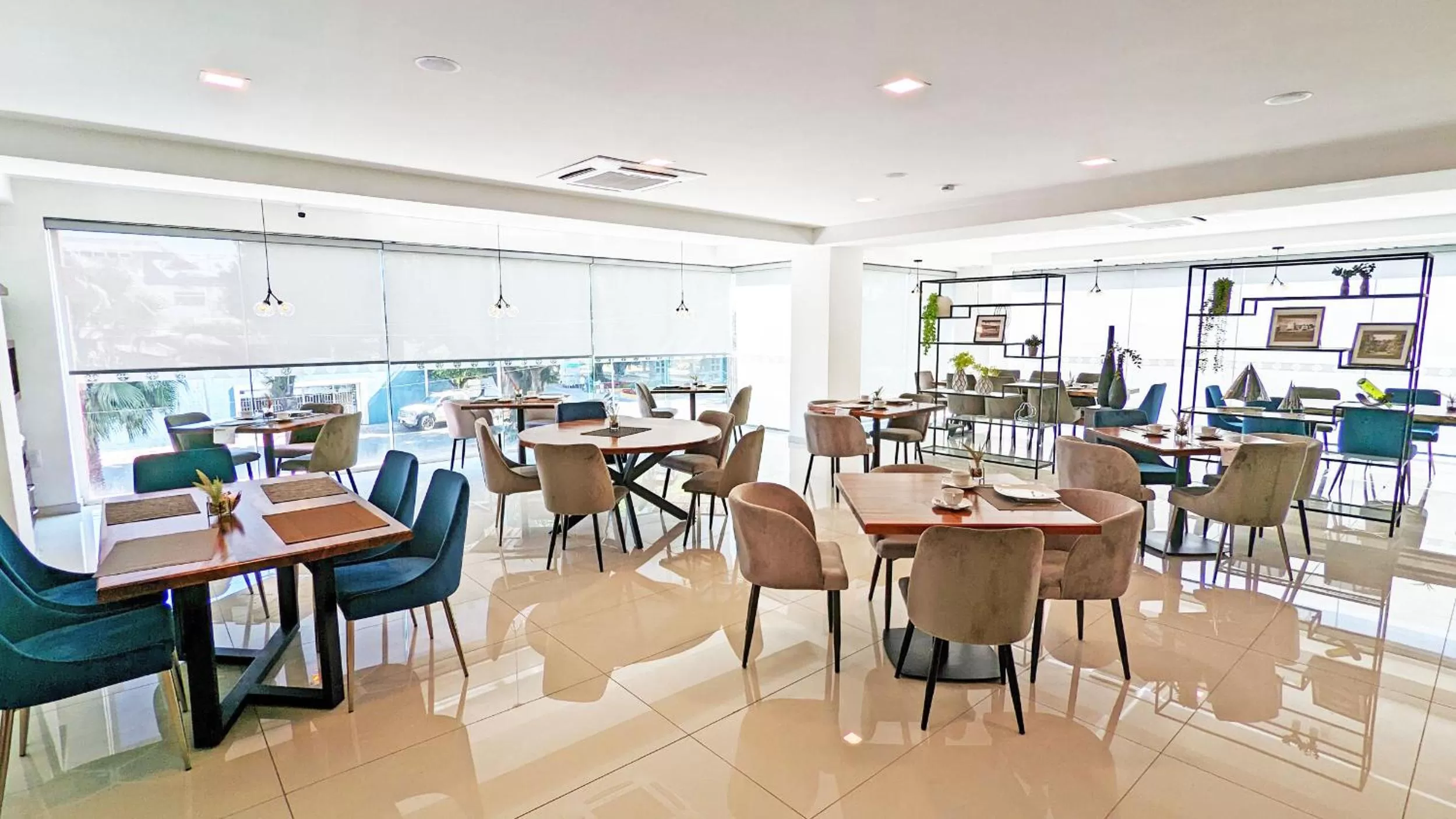 Restaurant/places to eat in Hotel Fray Select