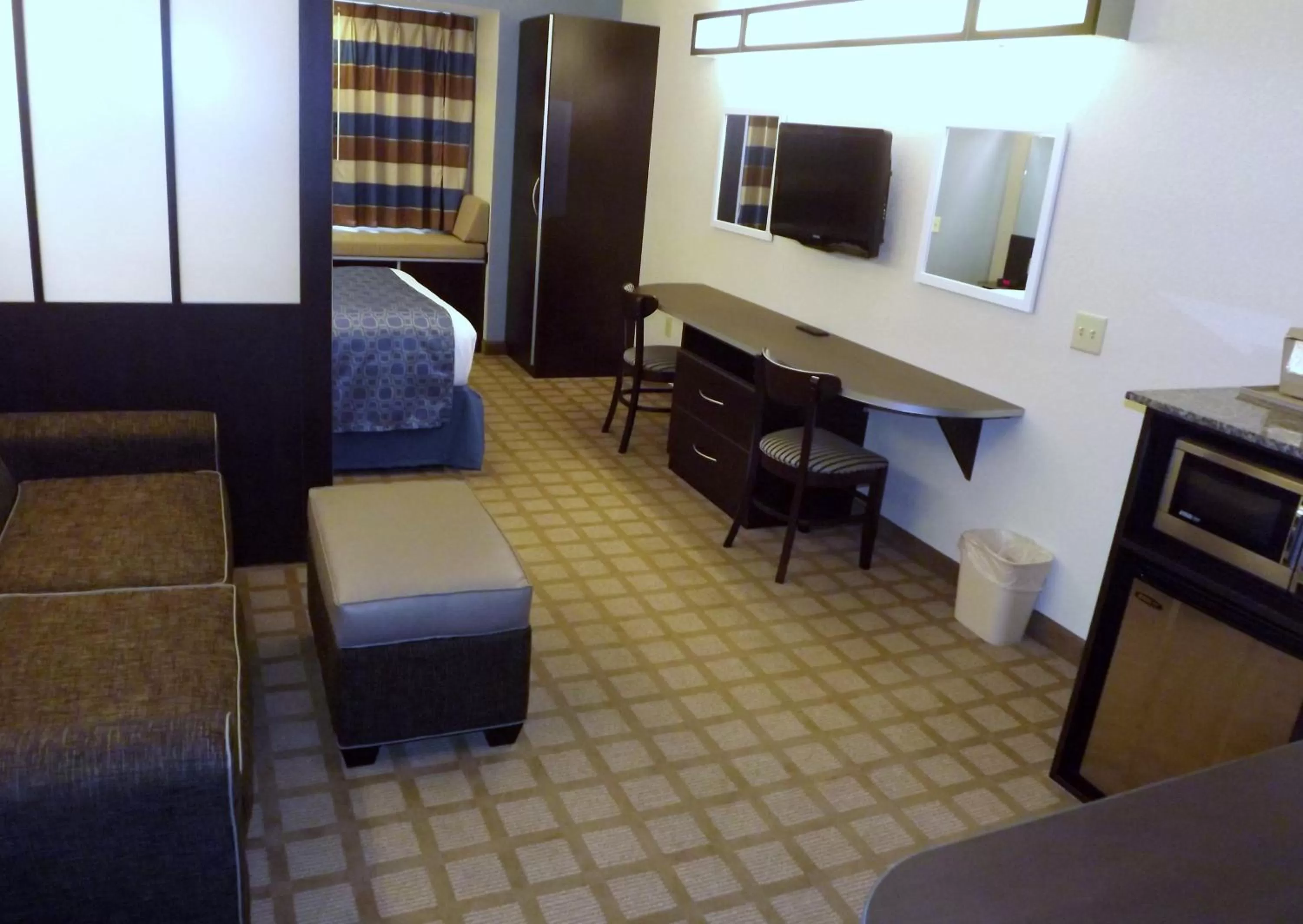 Deluxe Queen Room - Disability Access/Non-Smoking in Spark by Hilton Wilkes Barre